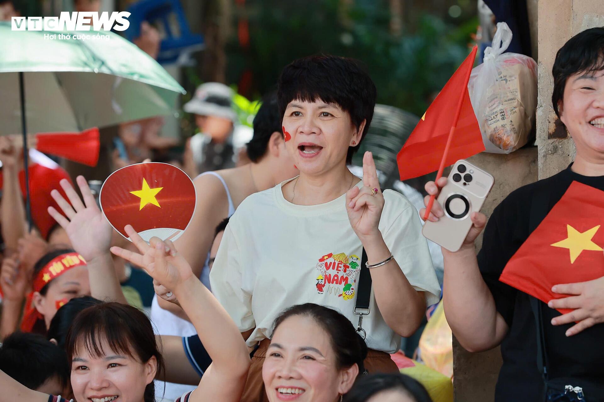 Quảng trường Ba Đình rợp cờ đỏ sao vàng, người dân hát vang đón đoàn quân A80 - 8