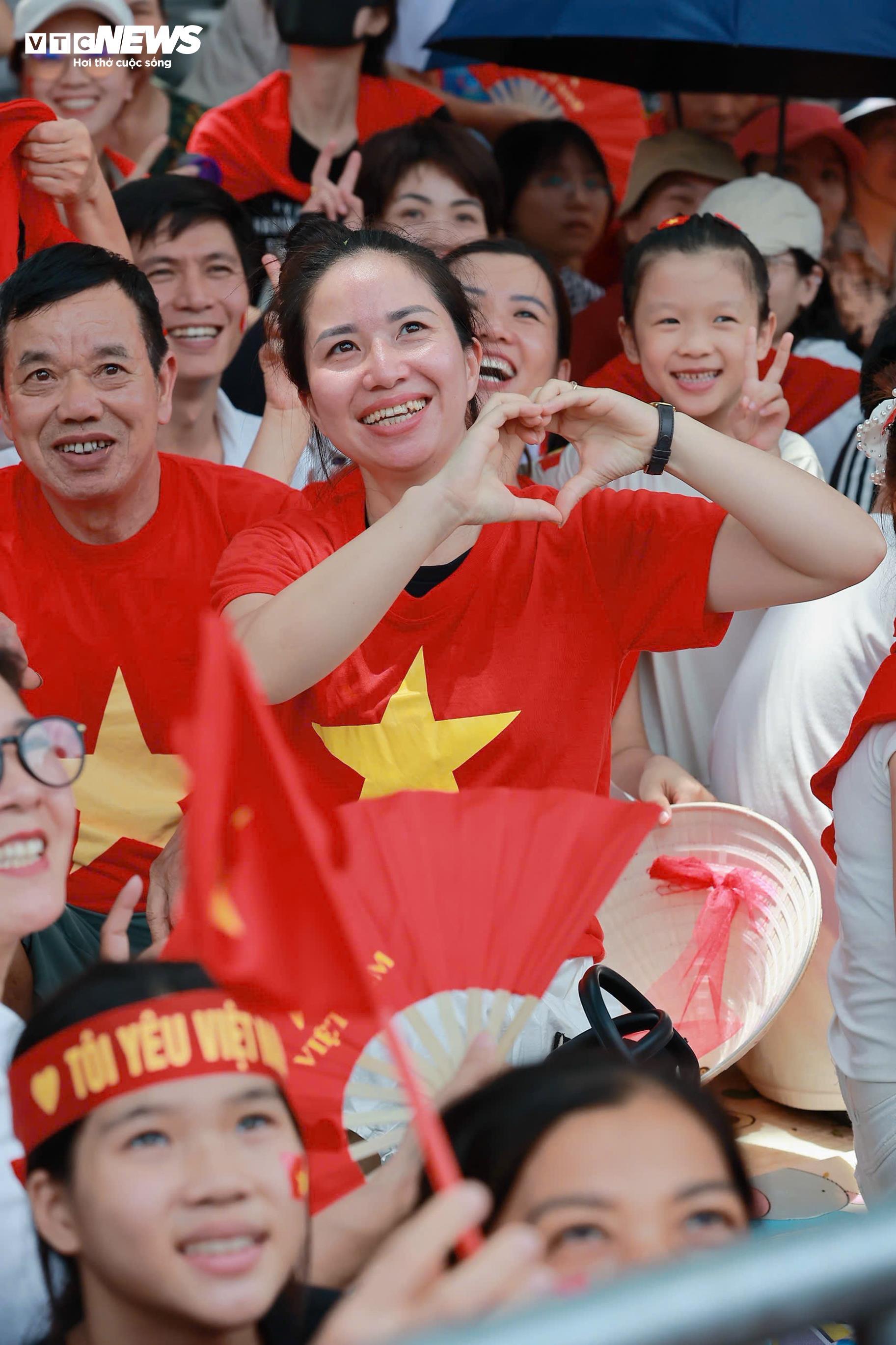 Quảng trường Ba Đình rợp cờ đỏ sao vàng, người dân hát vang đón đoàn quân A80 - 9