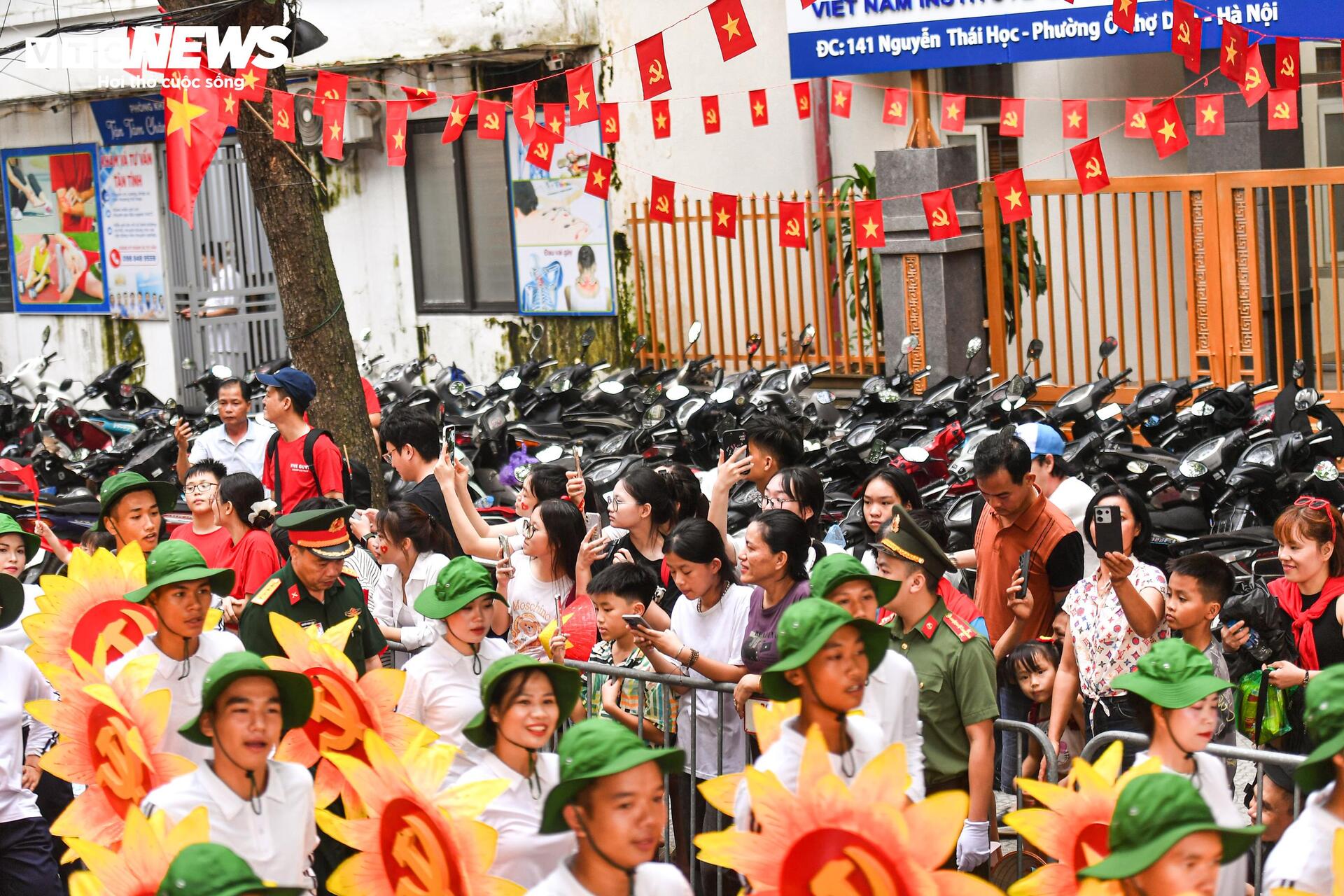 Quảng trường Ba Đình rợp cờ đỏ sao vàng, người dân hát vang đón đoàn quân A80 - 15