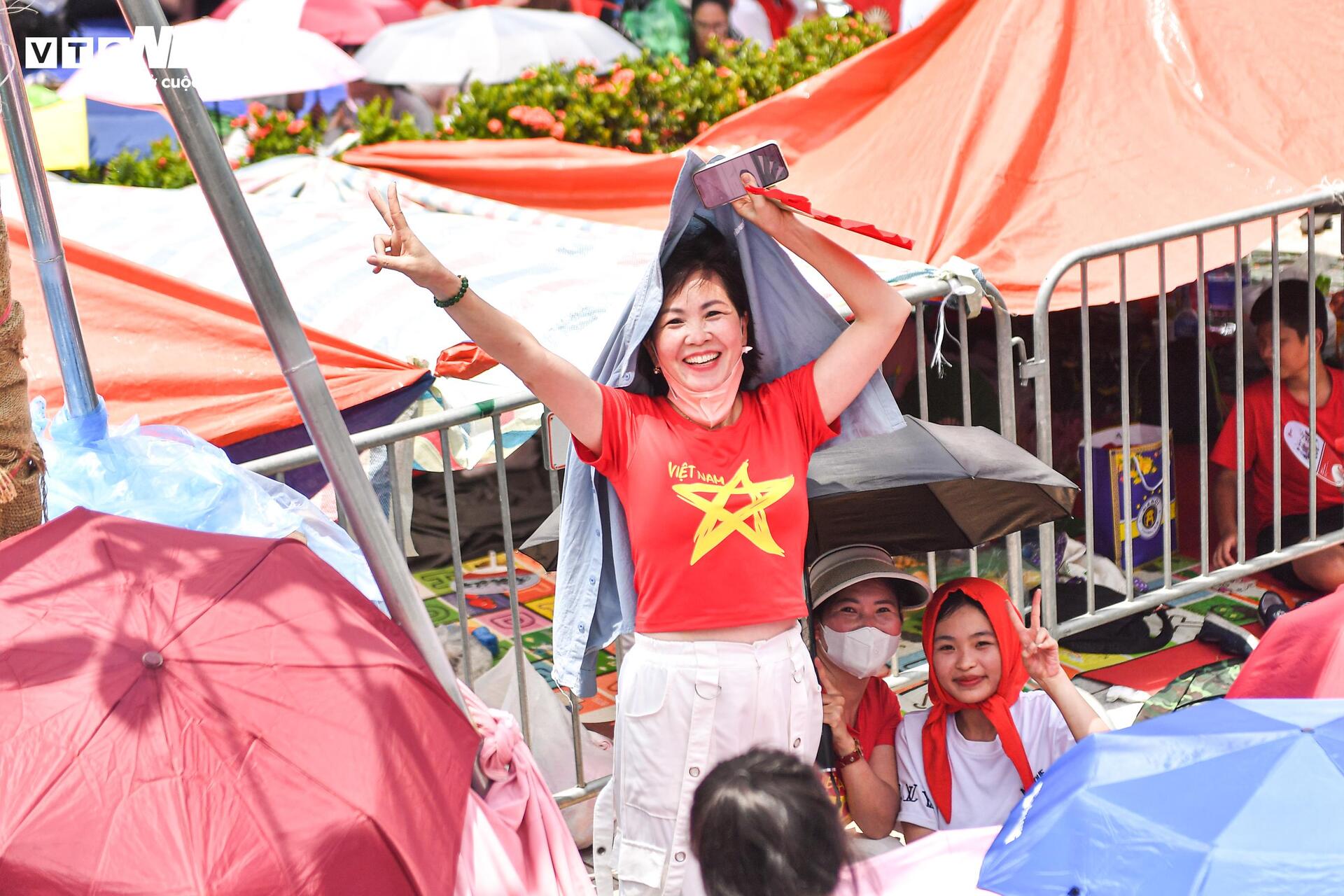 Quảng trường Ba Đình rợp cờ đỏ sao vàng, người dân hát vang đón đoàn quân A80 - 4