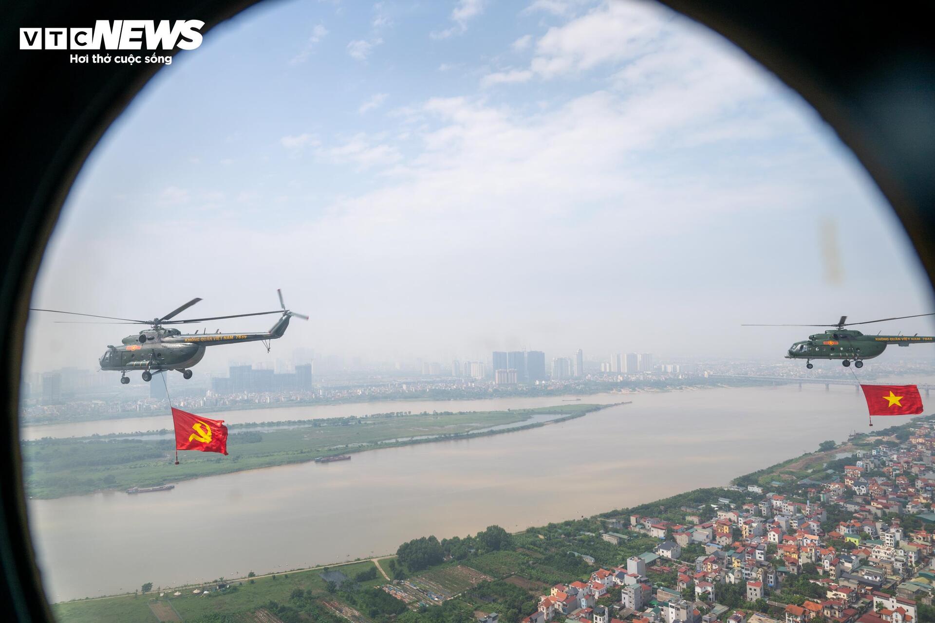 Hà Nội tuyệt đẹp nhìn từ buồng lái trực thăng kéo cờ đỏ sao vàng - 13