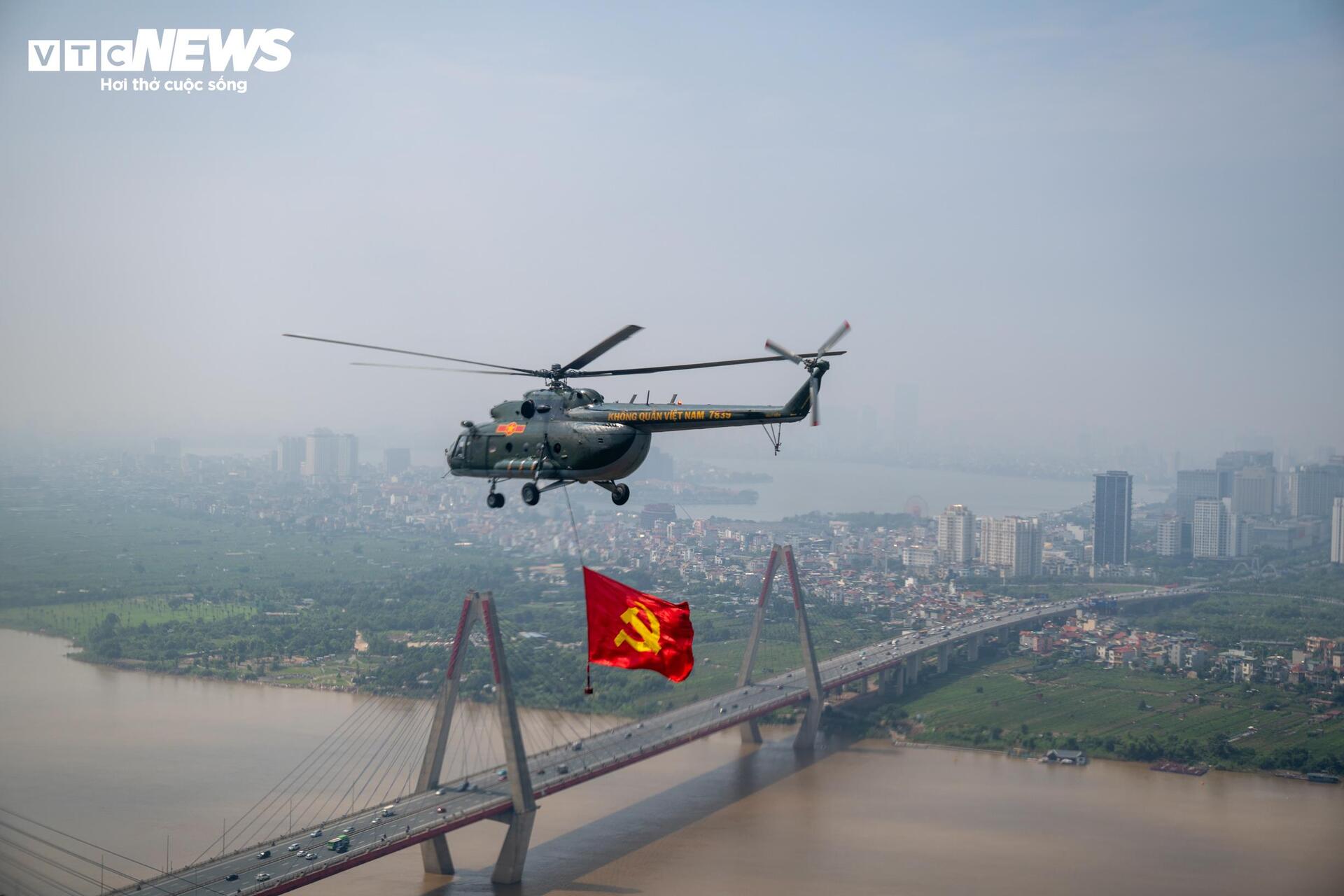 Hà Nội tuyệt đẹp nhìn từ buồng lái trực thăng kéo cờ đỏ sao vàng - 10