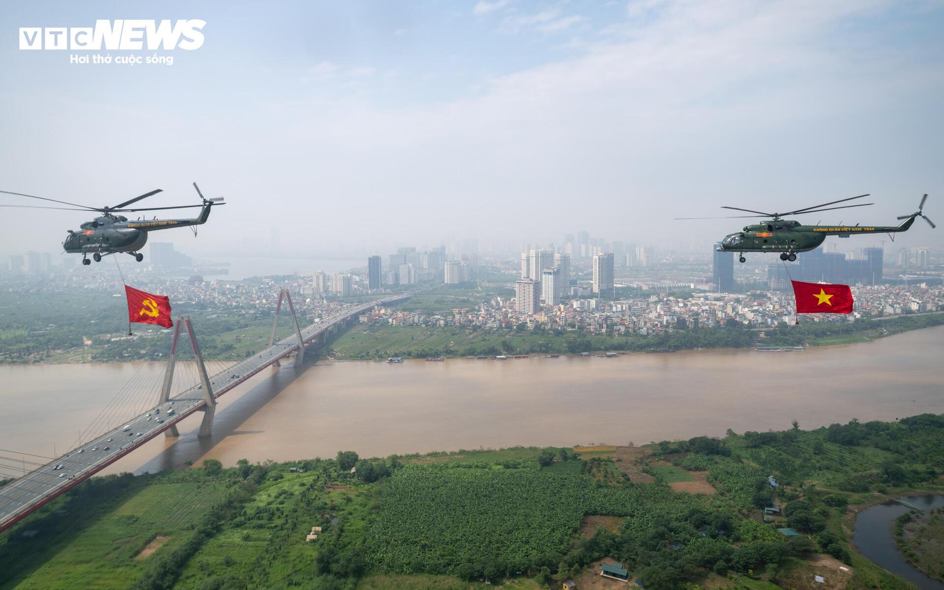 Hà Nội tuyệt đẹp nhìn từ buồng lái trực thăng kéo cờ đỏ sao vàng - 9