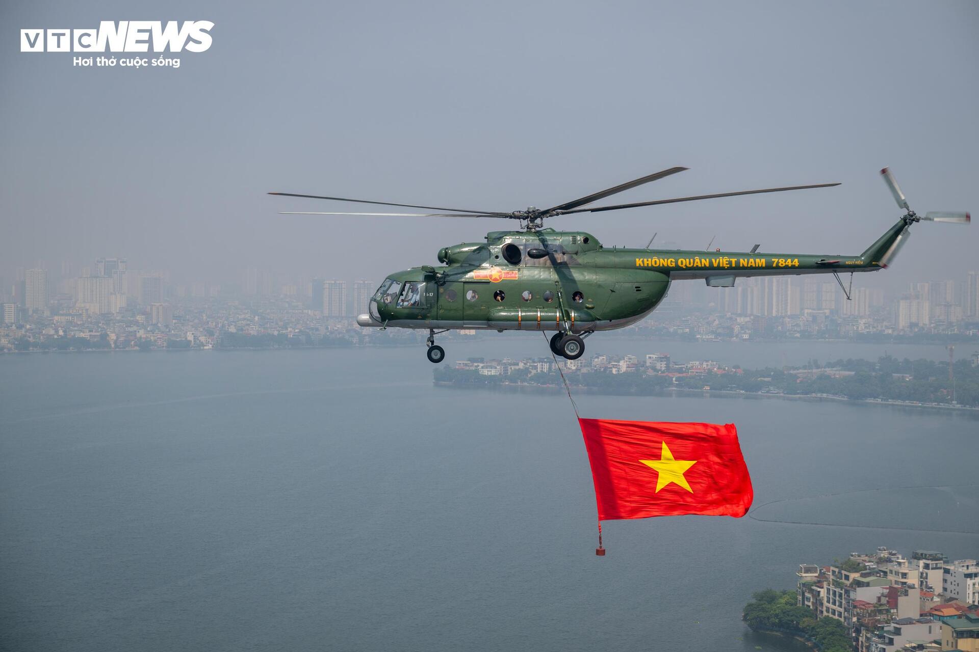 Hà Nội tuyệt đẹp nhìn từ buồng lái trực thăng kéo cờ đỏ sao vàng - 12