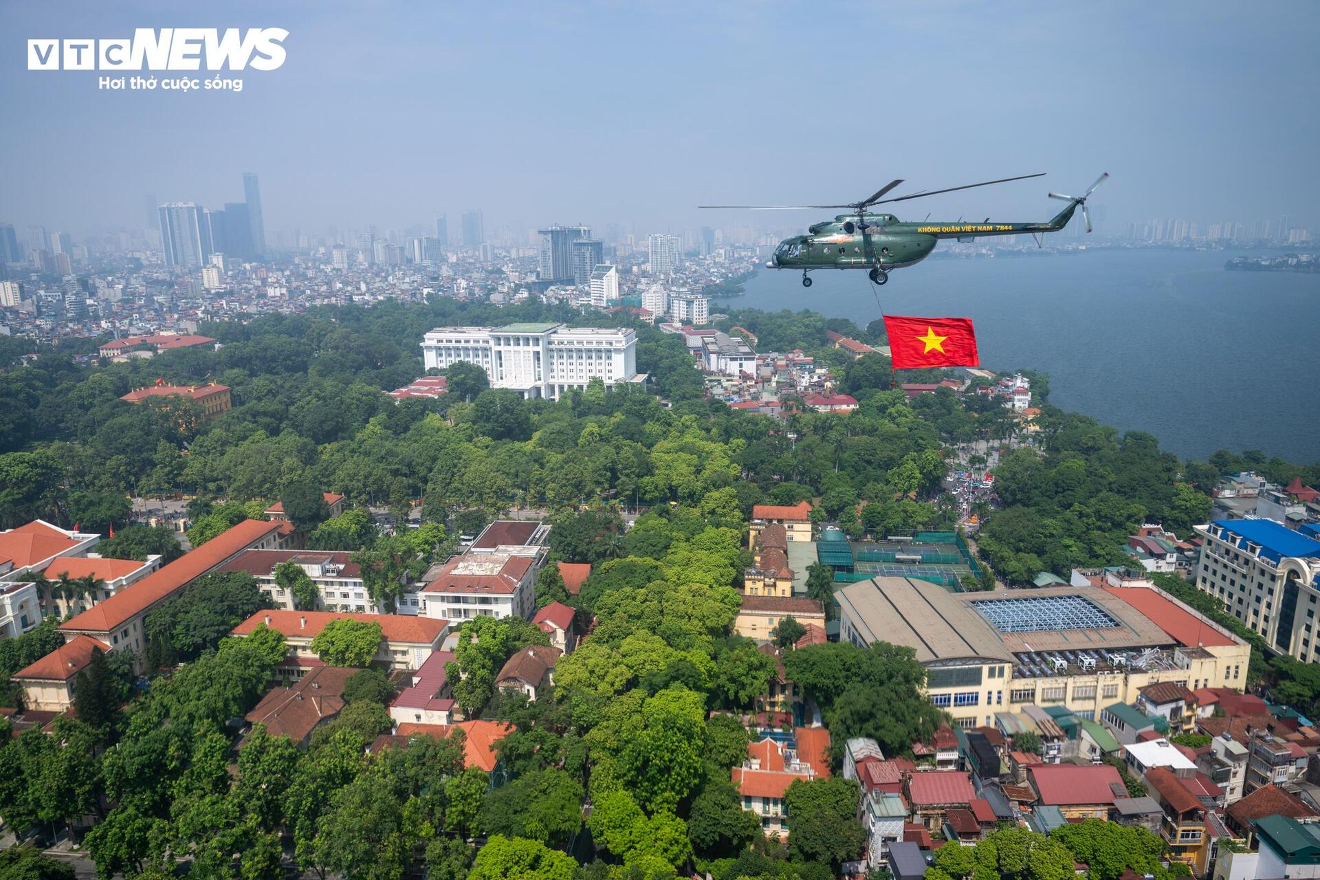 Hà Nội tuyệt đẹp nhìn từ buồng lái trực thăng kéo cờ đỏ sao vàng - 5