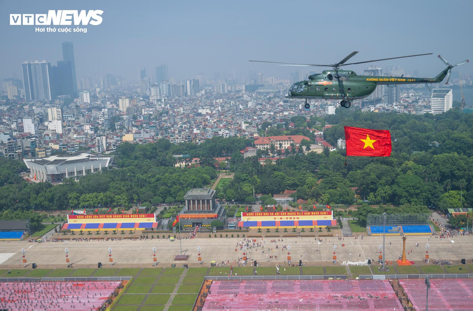 Hà Nội tuyệt đẹp nhìn từ buồng lái trực thăng kéo cờ đỏ sao vàng - 6