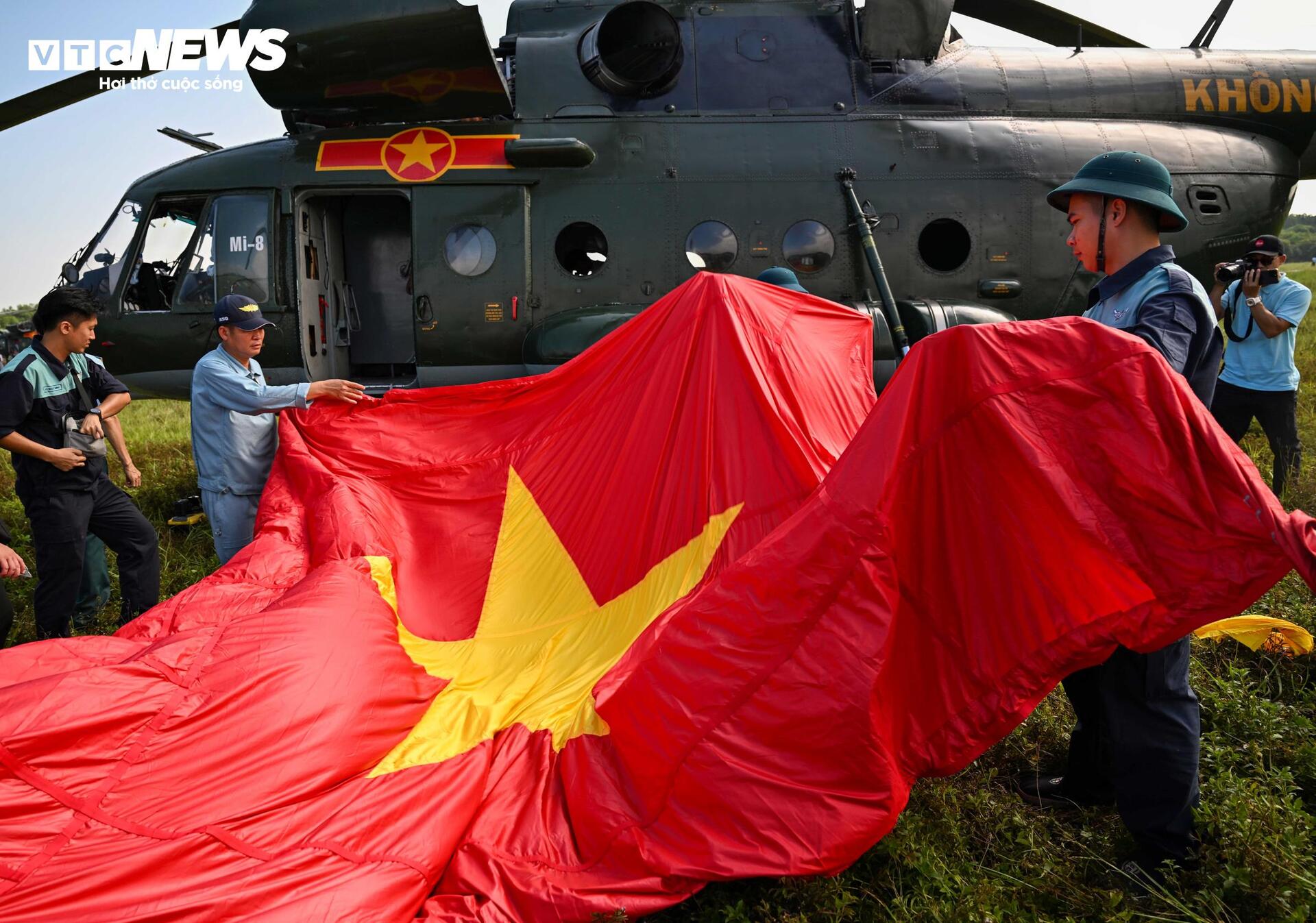 Hà Nội tuyệt đẹp nhìn từ buồng lái trực thăng kéo cờ đỏ sao vàng - 1