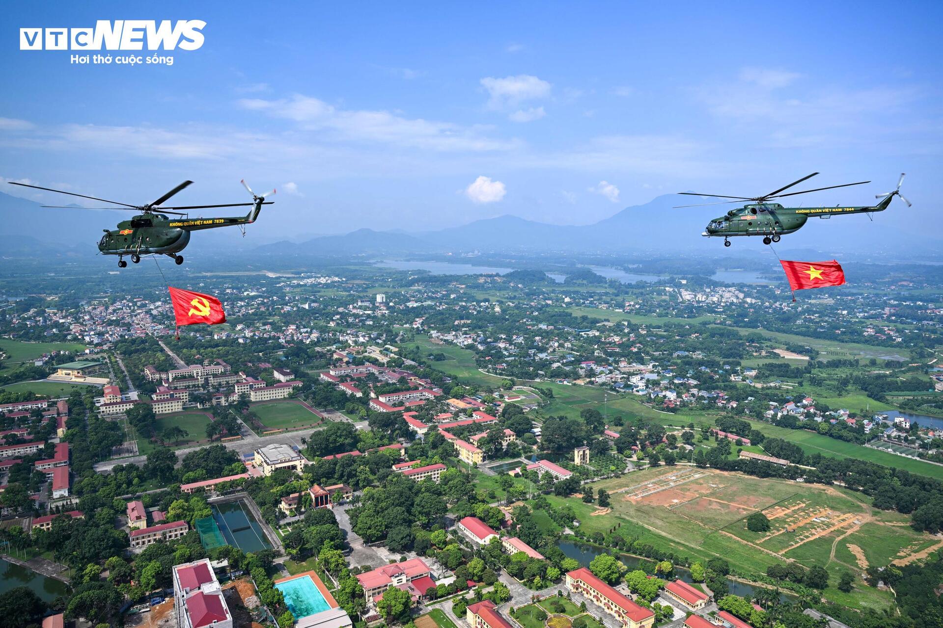Hà Nội tuyệt đẹp nhìn từ buồng lái trực thăng kéo cờ đỏ sao vàng - 4