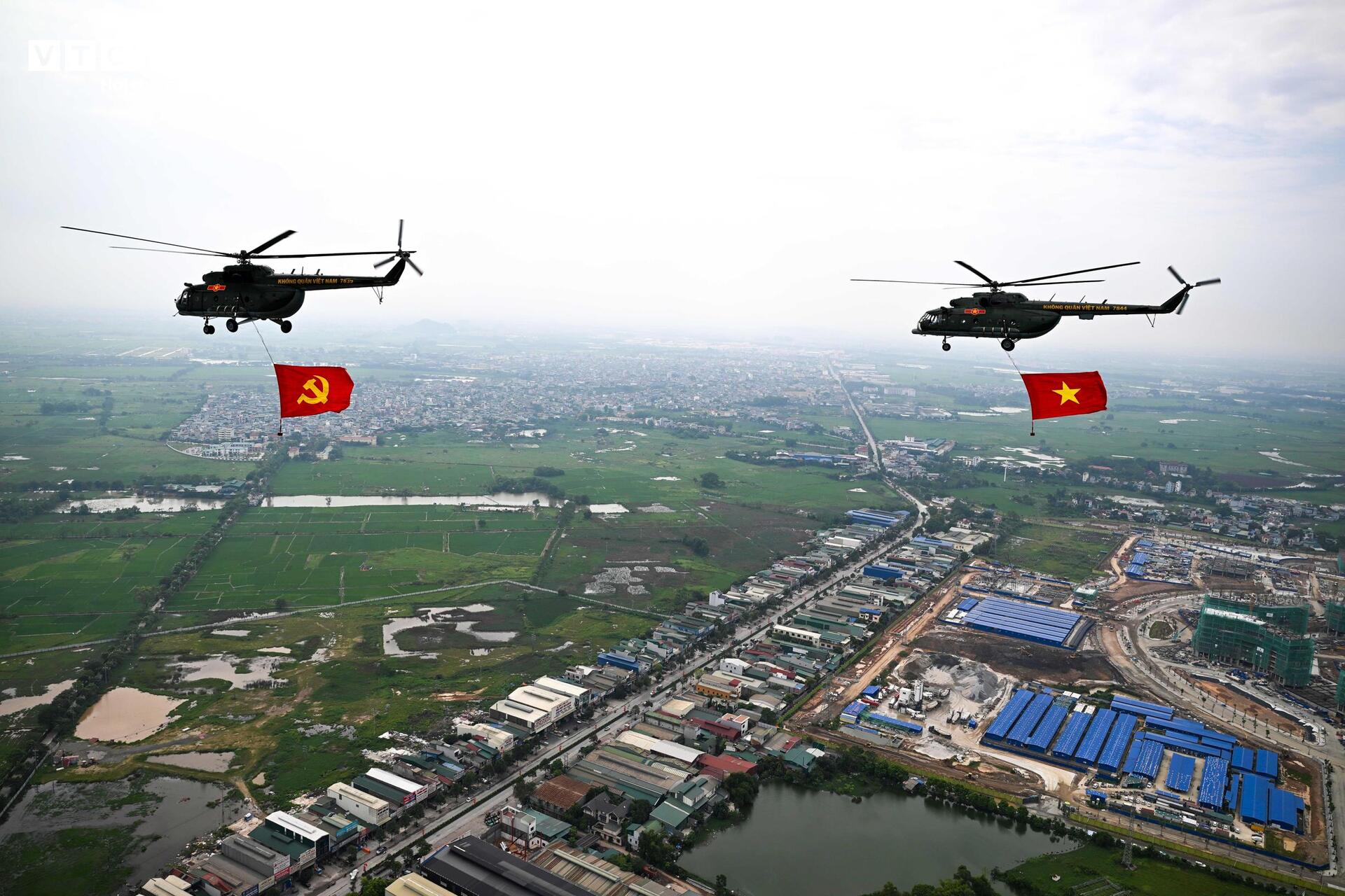 Hà Nội tuyệt đẹp nhìn từ buồng lái trực thăng kéo cờ đỏ sao vàng - 8