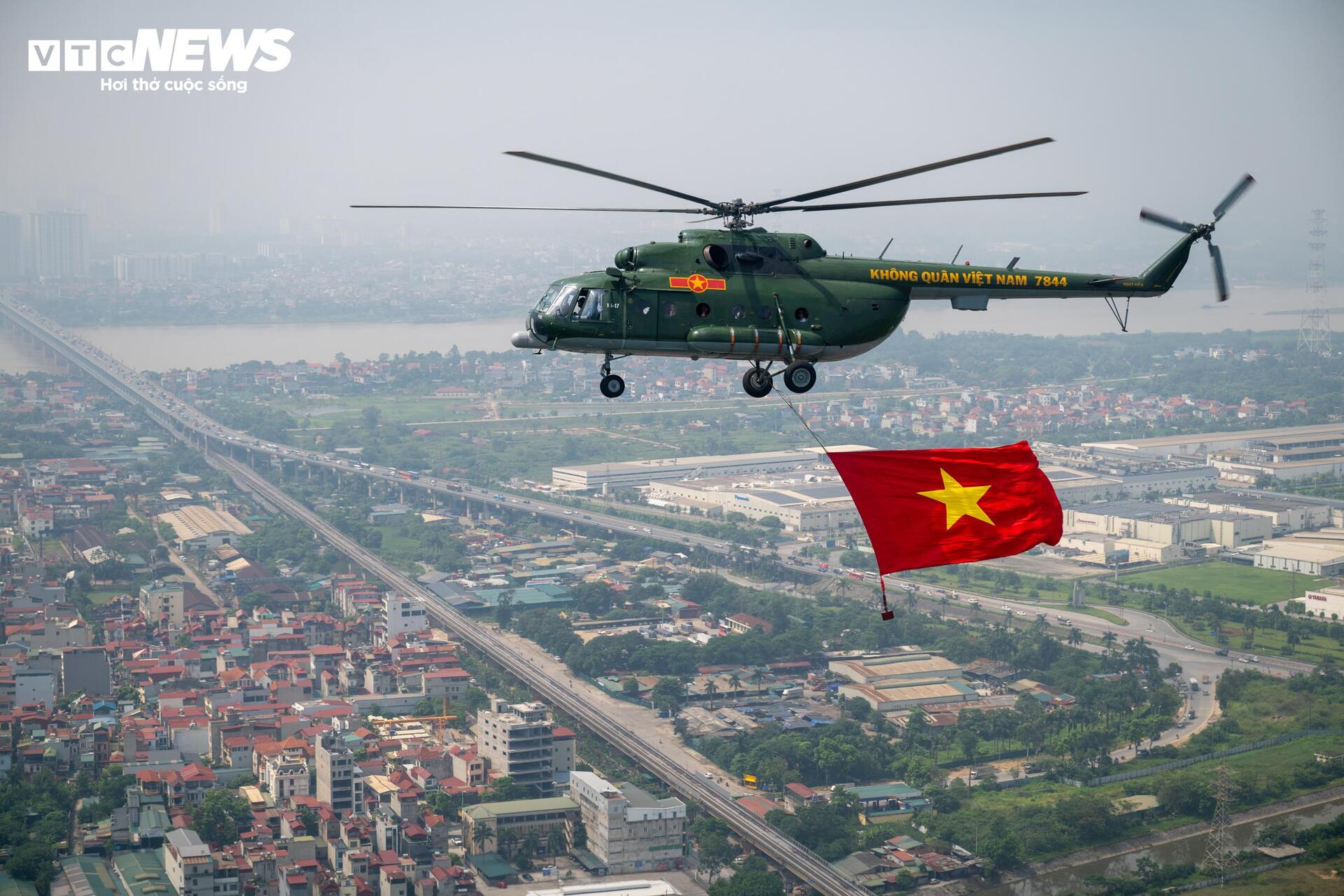 Hà Nội tuyệt đẹp nhìn từ buồng lái trực thăng kéo cờ đỏ sao vàng - 11