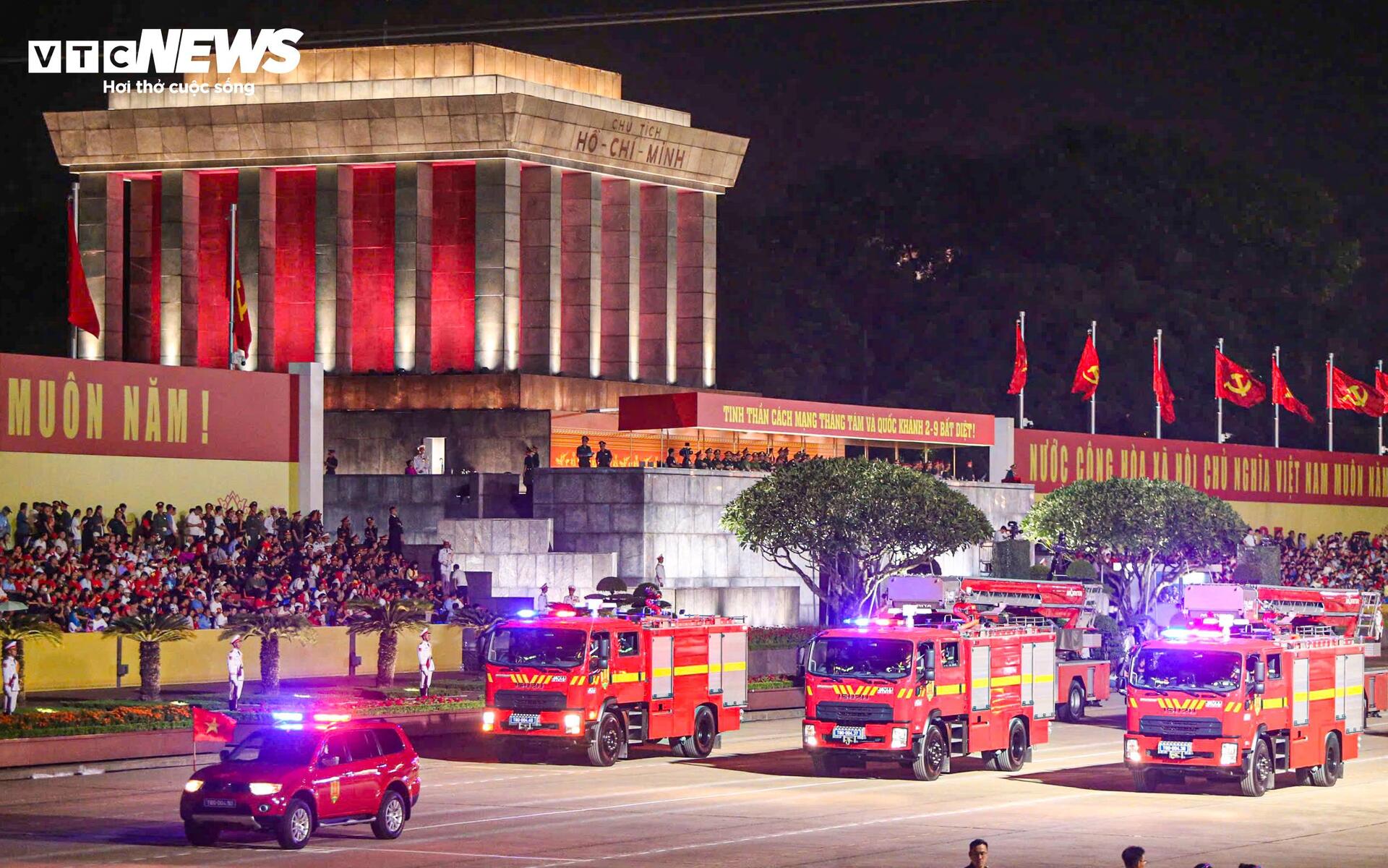 Miles de personas vitorearon mientras los cohetes y los tanques marchaban por la plaza Ba Dinh - 15