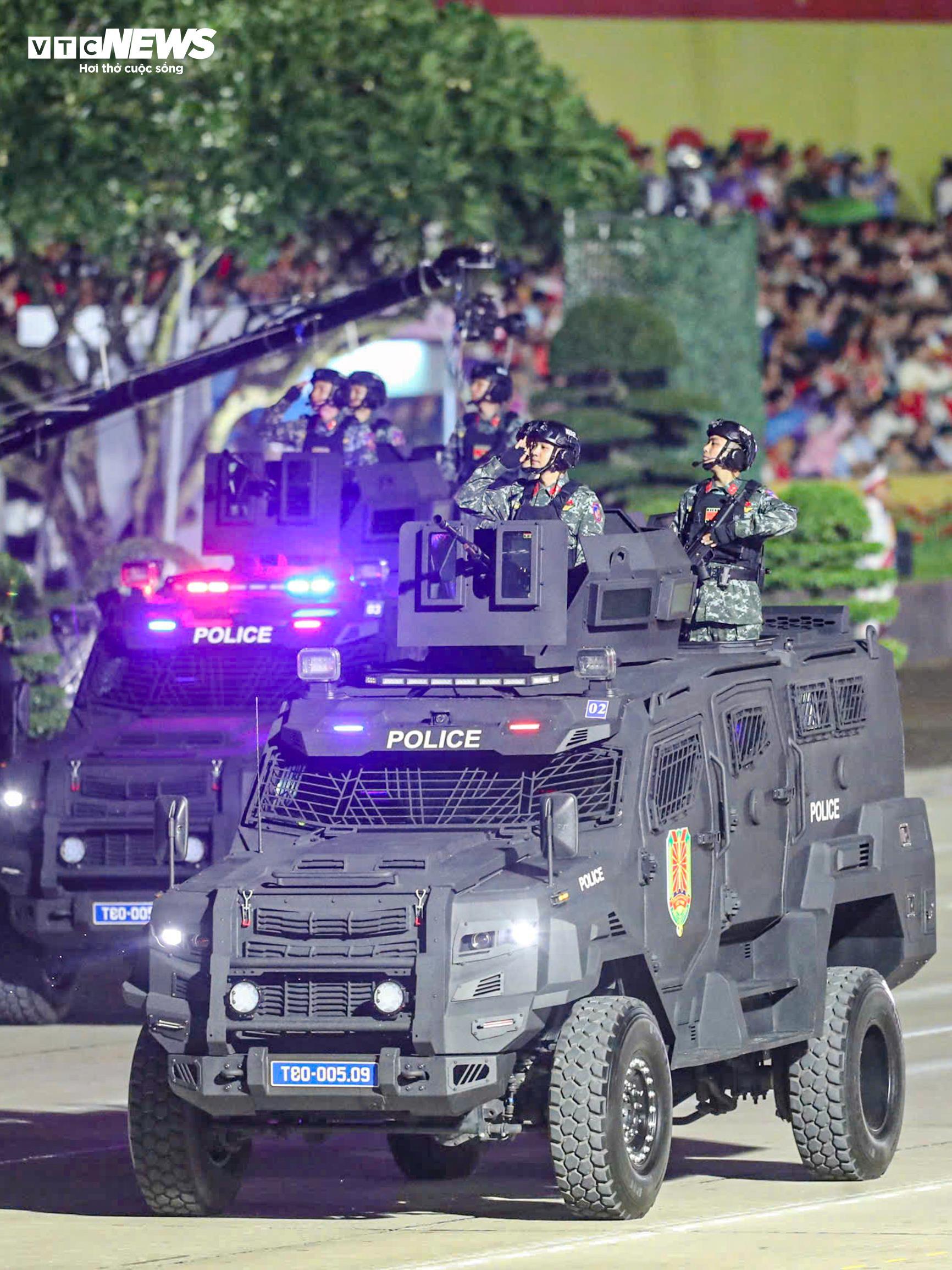 Miles de personas vitorearon mientras los cohetes y los tanques marchaban por la plaza Ba Dinh - 16