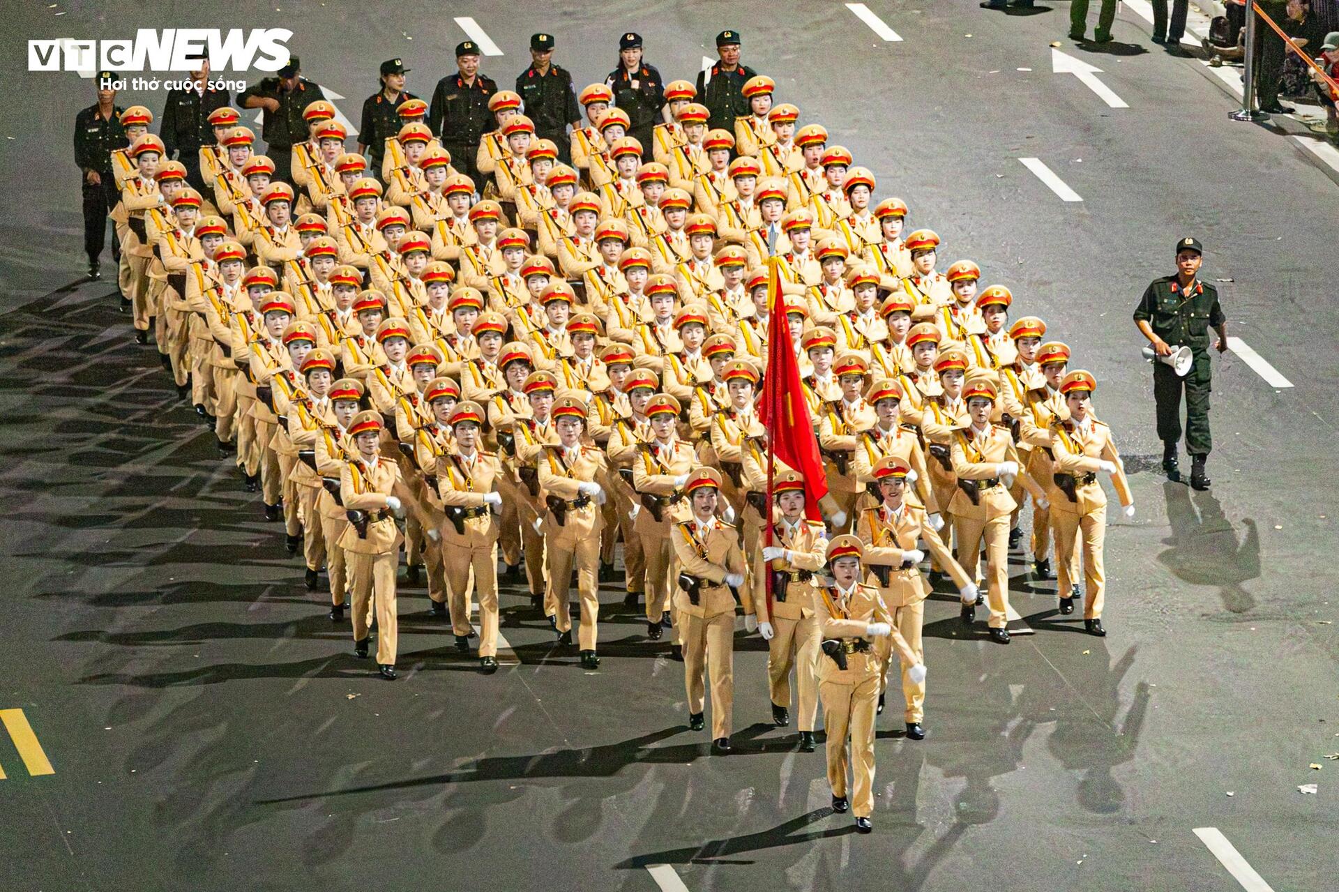 Đội hình diễu binh uy nghi, bước chân đều tăm tắp trong đêm tổng hợp luyện A80 - 19