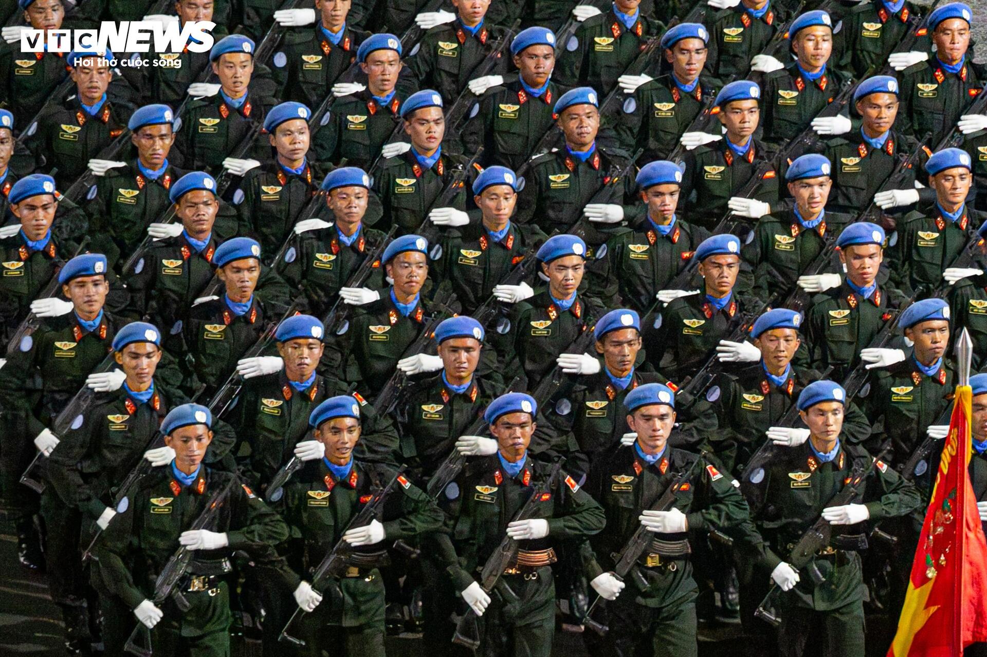 Đội hình diễu binh uy nghi, bước chân đều tăm tắp trong đêm tổng hợp luyện A80 - 15