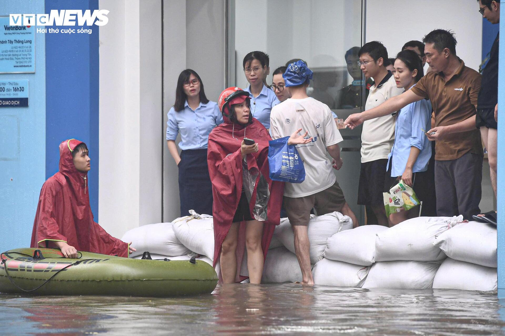 Khu biệt thự 'nhà giàu' ngập gần 1 m, dân chèo thuyền đi lại trên phố - 9