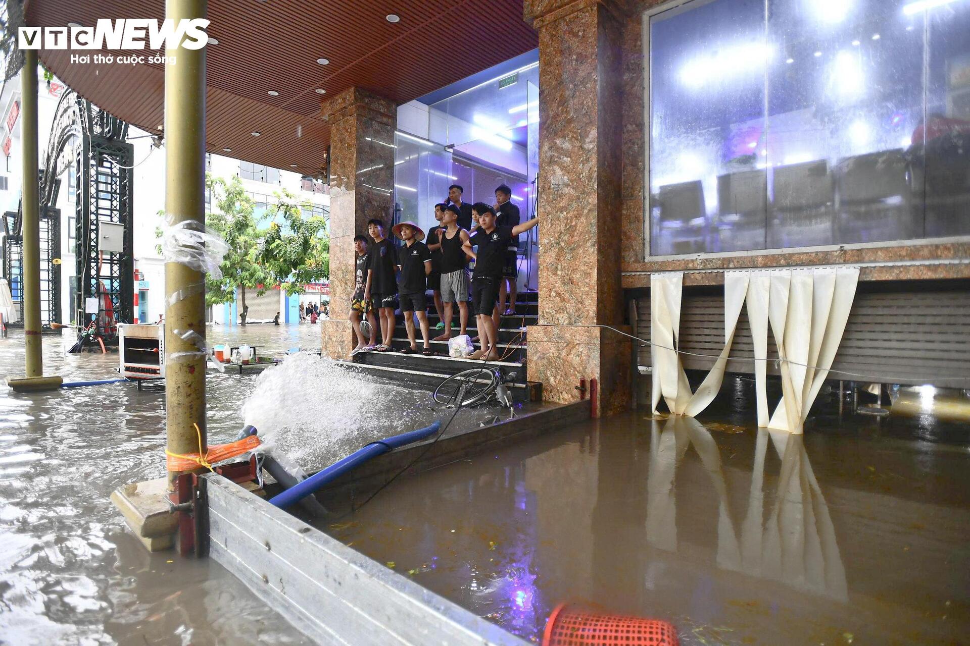 Khu biệt thự 'nhà giàu' ngập gần 1 m, dân chèo thuyền đi lại trên phố - 10