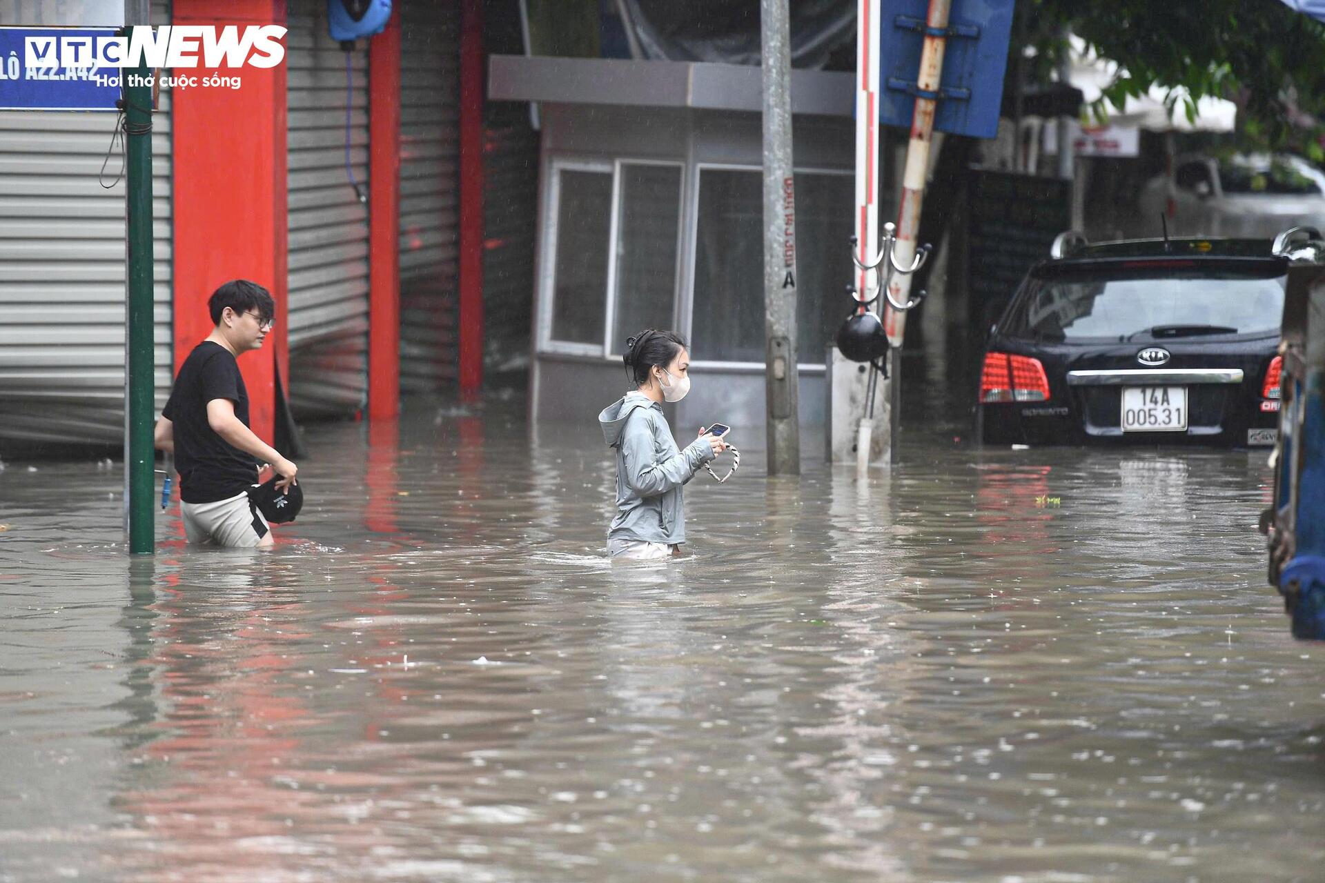 Khu biệt thự 'nhà giàu' ngập gần 1 m, dân chèo thuyền đi lại trên phố - 12
