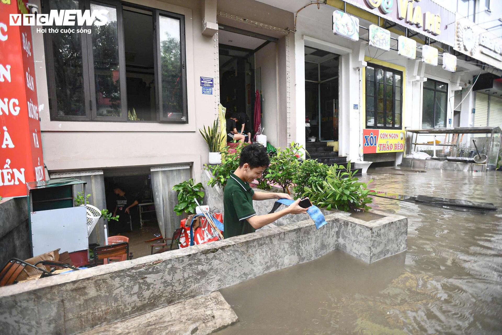 Khu biệt thự 'nhà giàu' ngập gần 1 m, dân chèo thuyền đi lại trên phố - 11