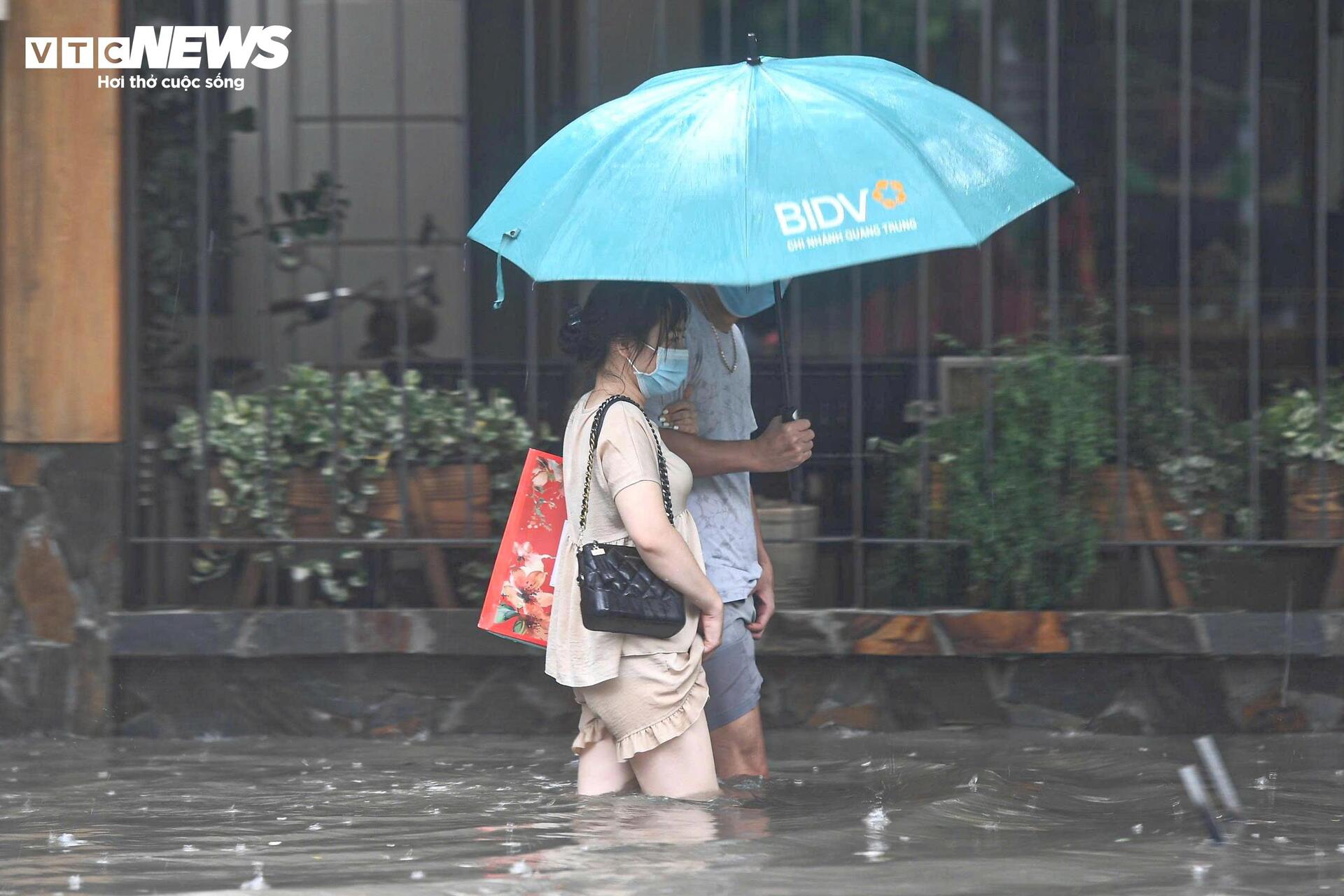Khu biệt thự 'nhà giàu' ngập gần 1 m, dân chèo thuyền đi lại trên phố - 14