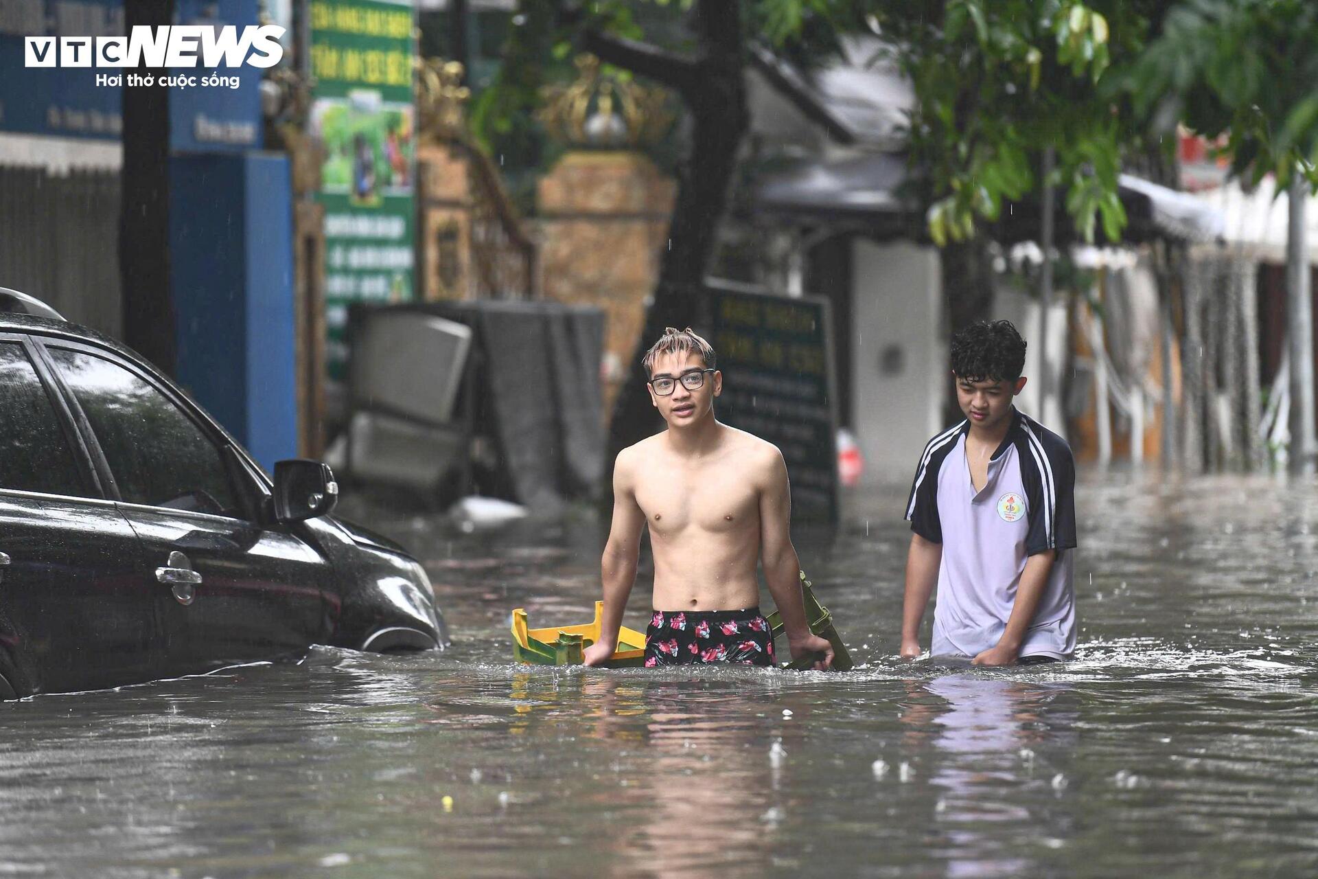 Khu biệt thự 'nhà giàu' ngập gần 1 m, dân chèo thuyền đi lại trên phố - 3