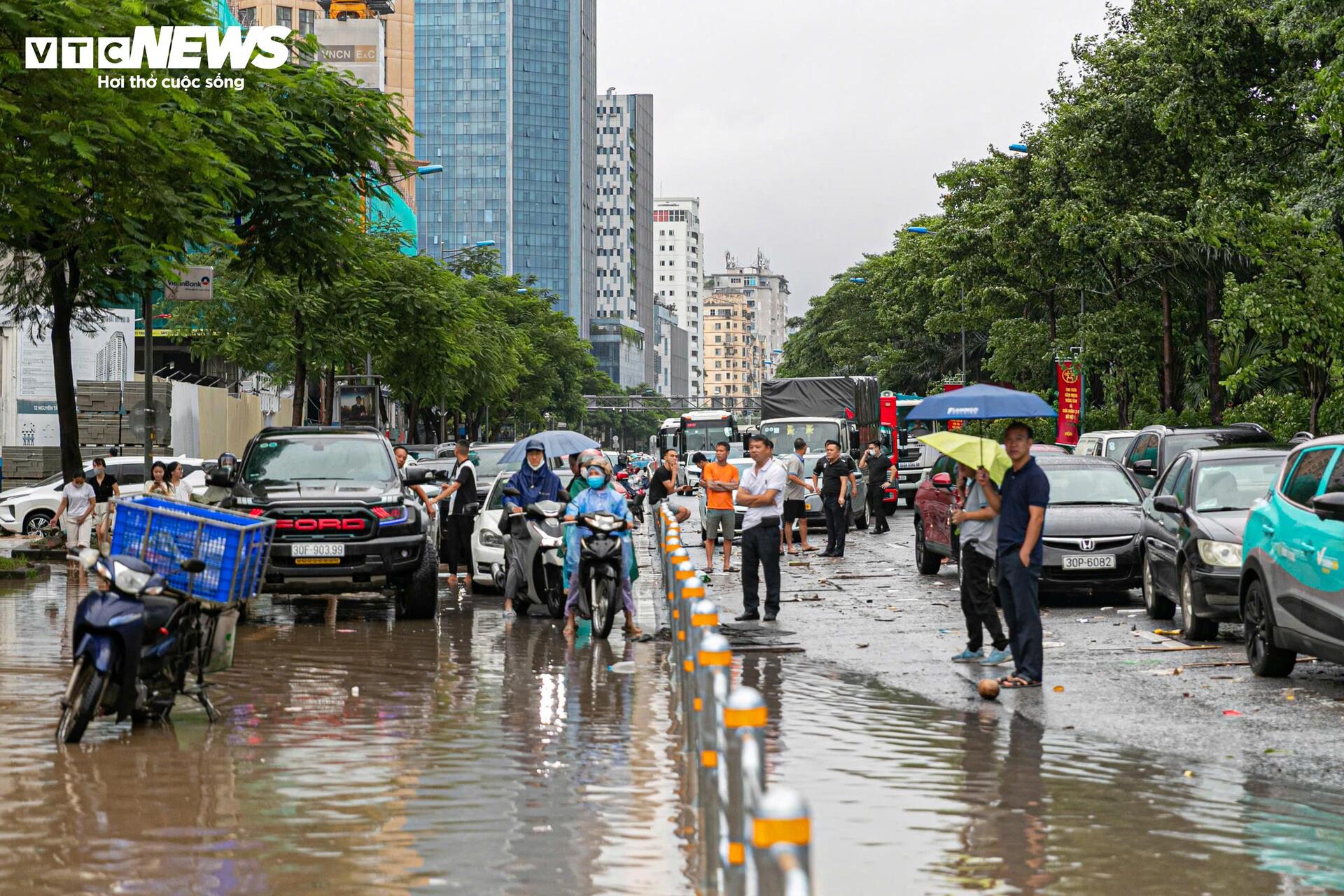 Xe chết máy khắp phố, tiệm sửa ở Hà Nội đông nghẹt khách chờ - 1