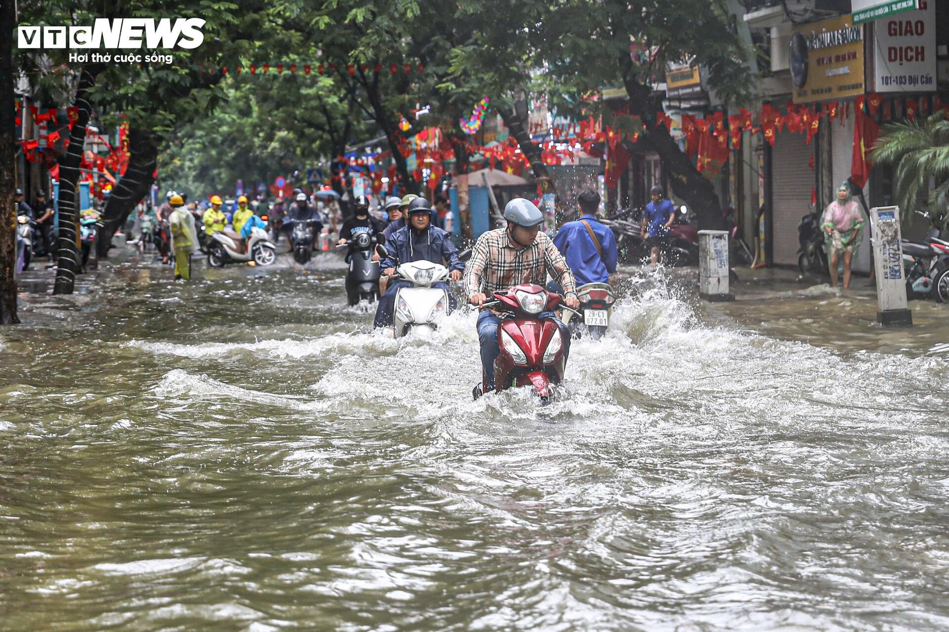 Xe chết máy khắp phố, tiệm sửa ở Hà Nội đông nghẹt khách chờ - 13