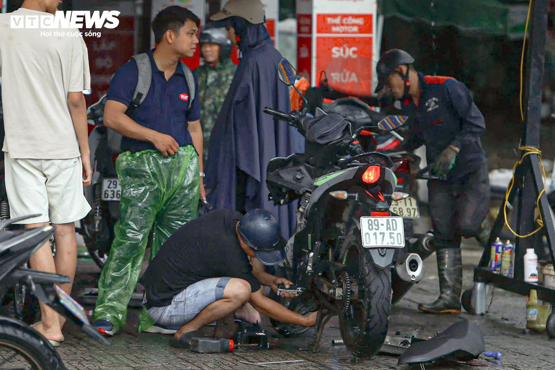 Xe chết máy khắp phố, tiệm sửa ở Hà Nội đông nghẹt khách chờ - 7