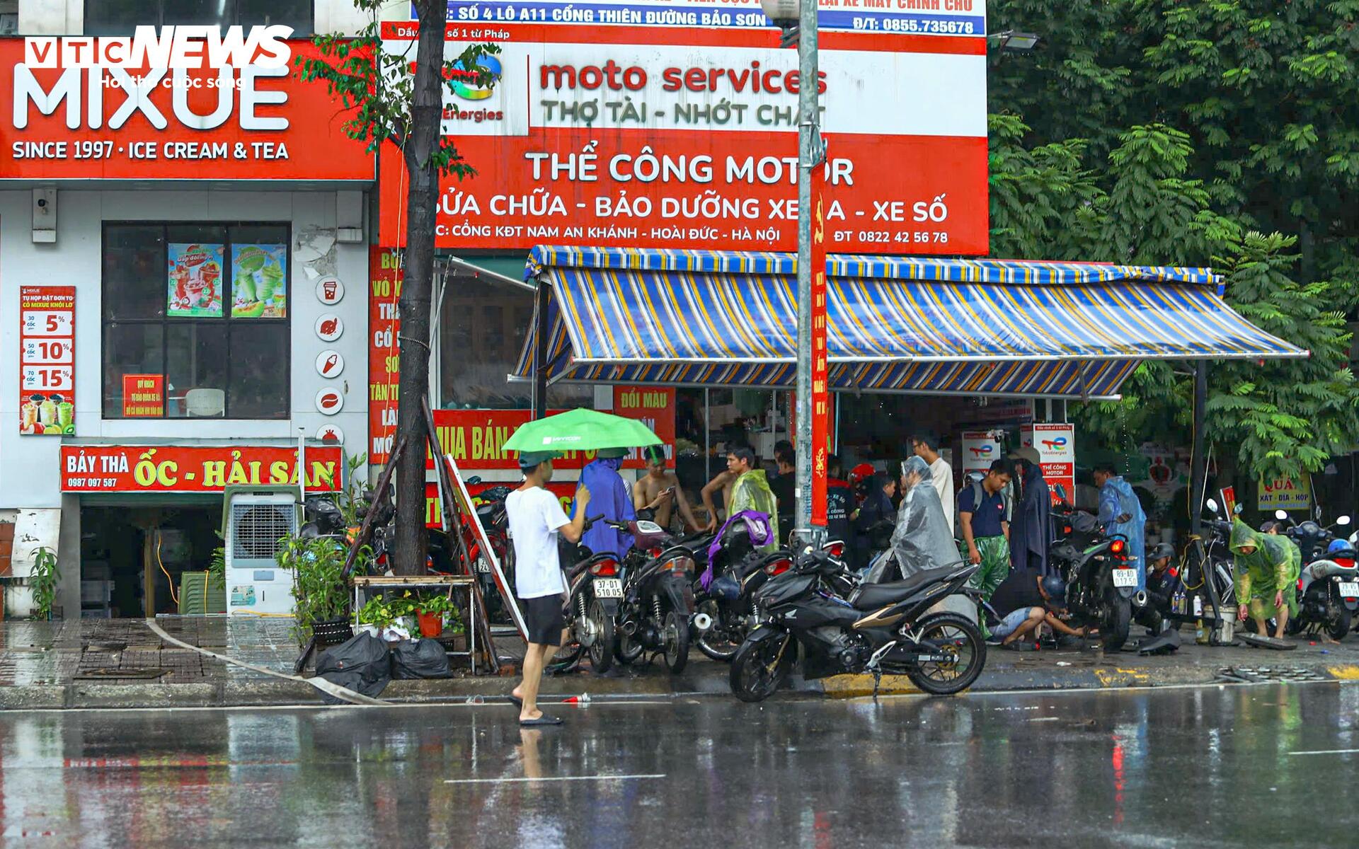 Xe chết máy khắp phố, tiệm sửa ở Hà Nội đông nghẹt khách chờ - 8