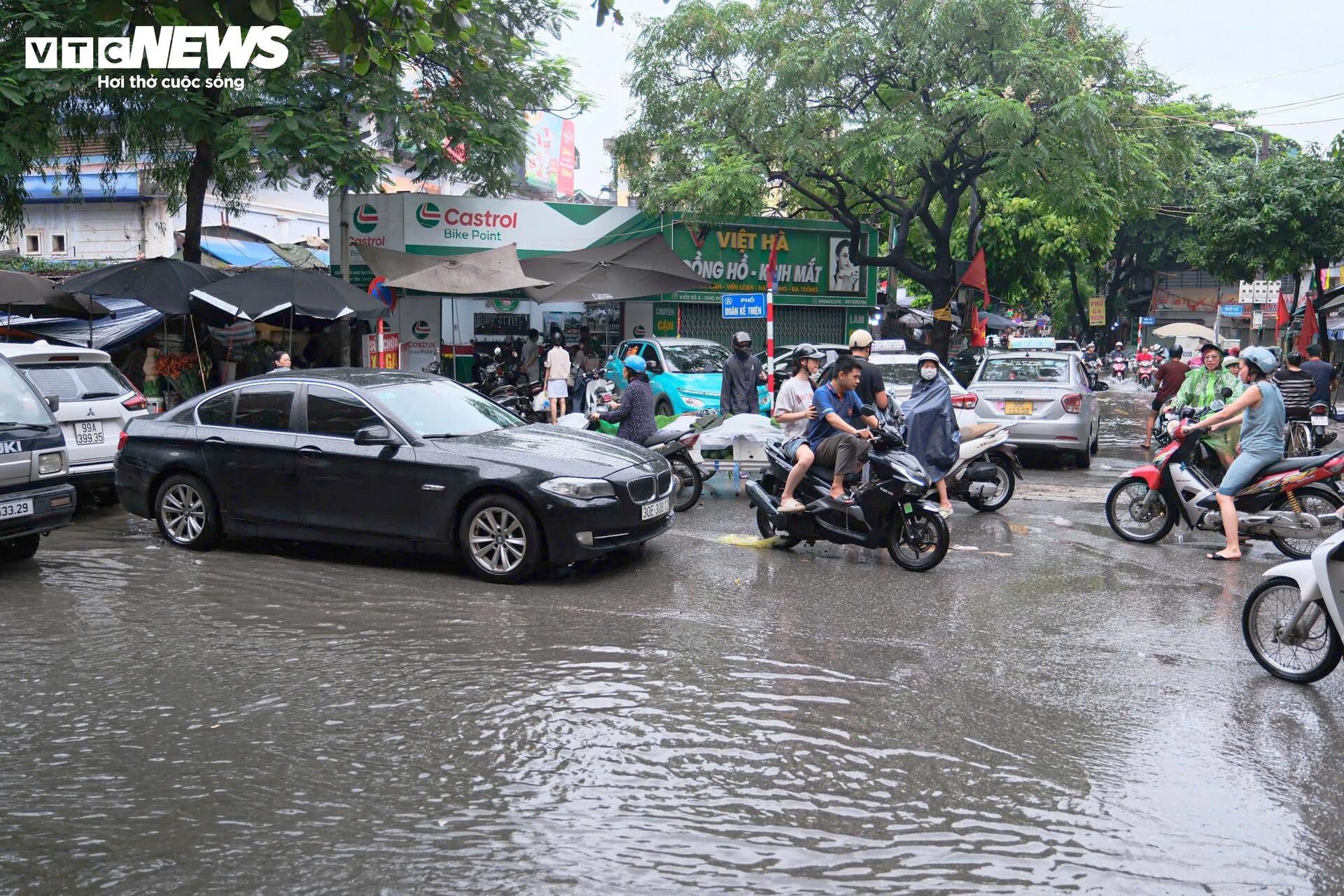 Xe chết máy khắp phố, tiệm sửa ở Hà Nội đông nghẹt khách chờ - 2