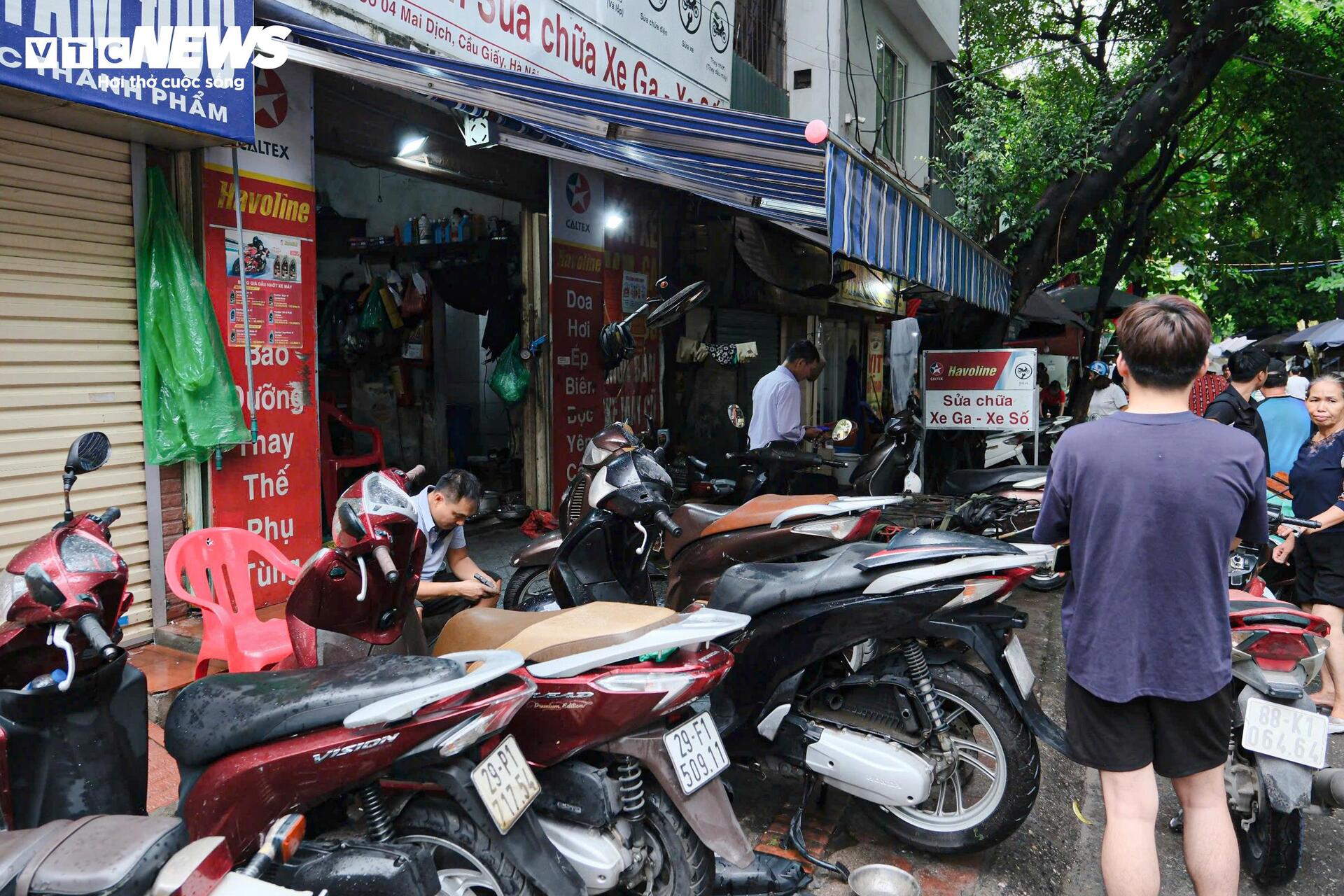 Xe chết máy khắp phố, tiệm sửa ở Hà Nội đông nghẹt khách chờ - 4