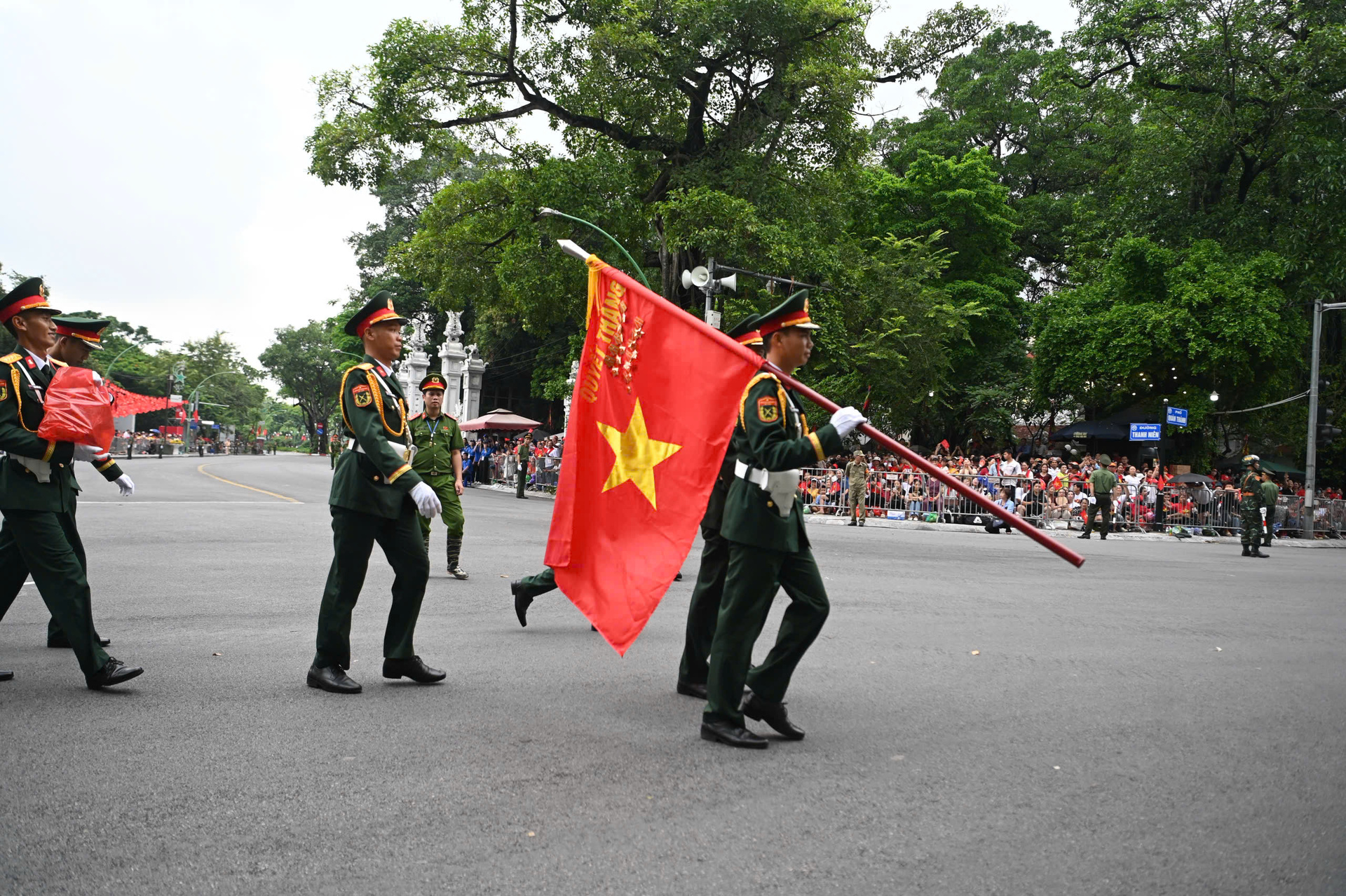 Chiến sĩ A80 'thả tim', vẫy tay chào người dân chờ xem sơ duyệt diễu binh - 3