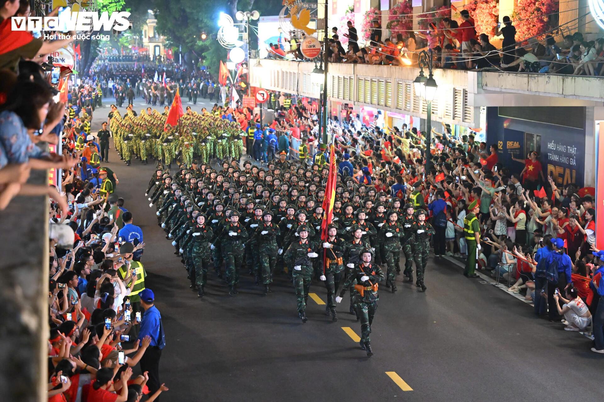 Đoàn quân diễu binh đi giữa phố Hà Nội, nhân dân dang vòng tay chào đón - 2