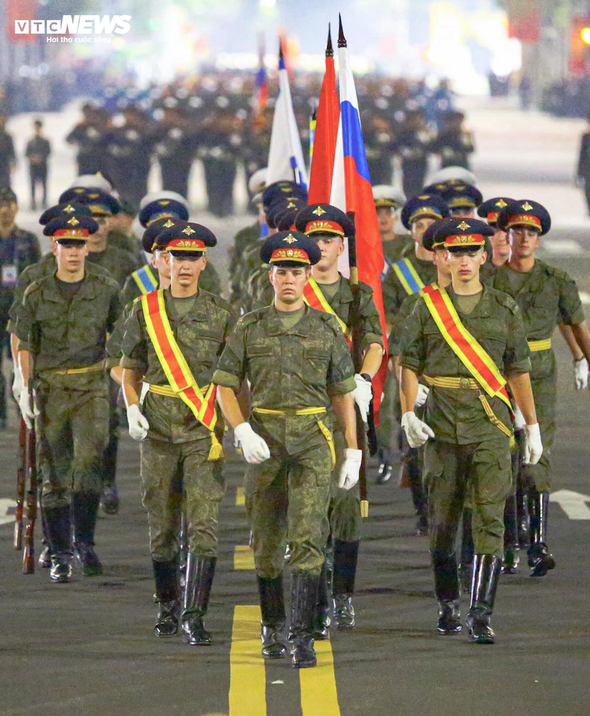 Đoàn quân diễu binh đi giữa phố Hà Nội, nhân dân dang vòng tay chào đón - 22