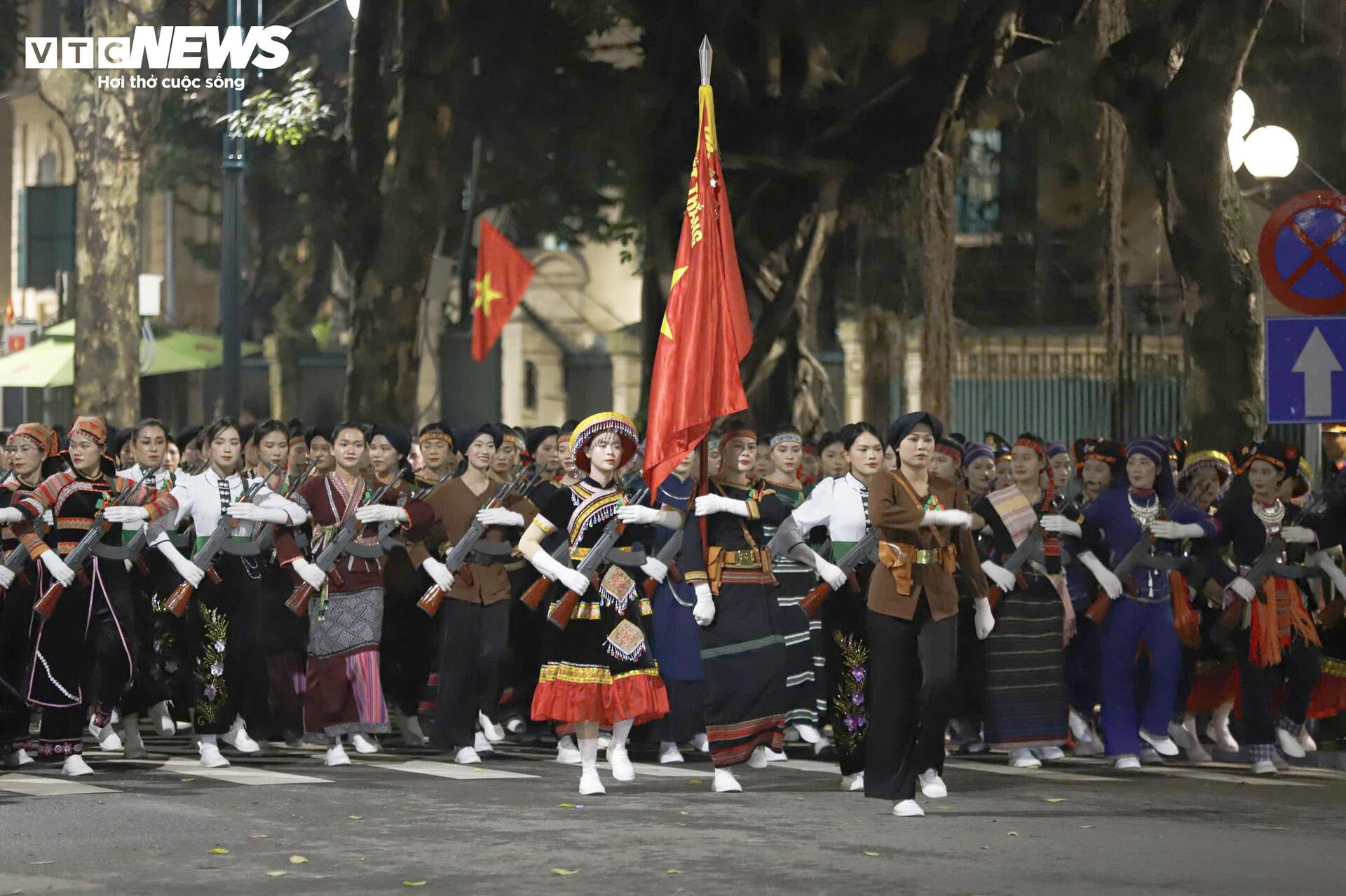 Đoàn quân diễu binh đi giữa phố Hà Nội, nhân dân dang vòng tay chào đón - 16
