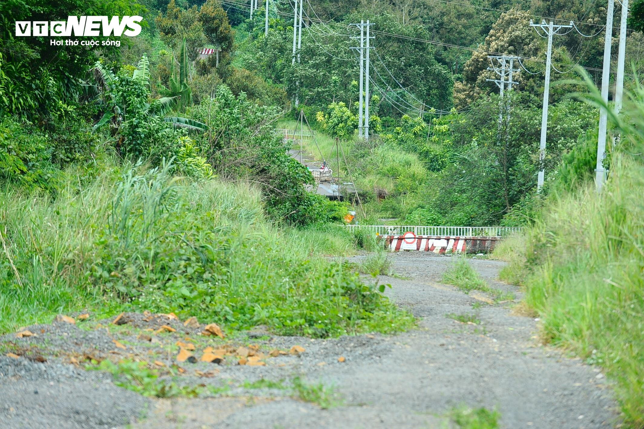Hiện trạng 'nát bươm' của tuyến đường tránh 800 tỷ đứng im gần 5 năm ở Lâm Đồng - 11
