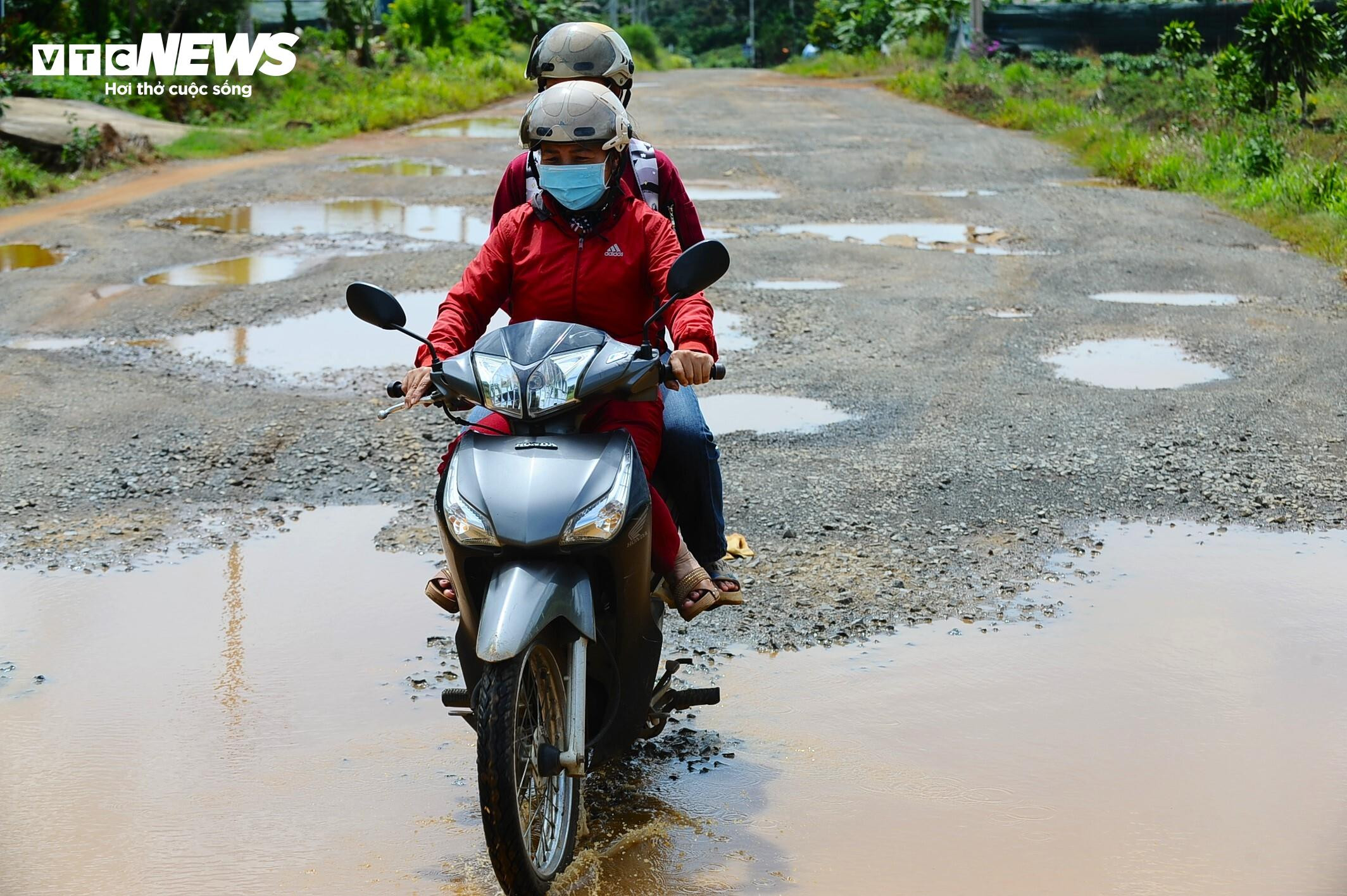 Hiện trạng 'nát bươm' của tuyến đường tránh 800 tỷ đứng im gần 5 năm ở Lâm Đồng - 6