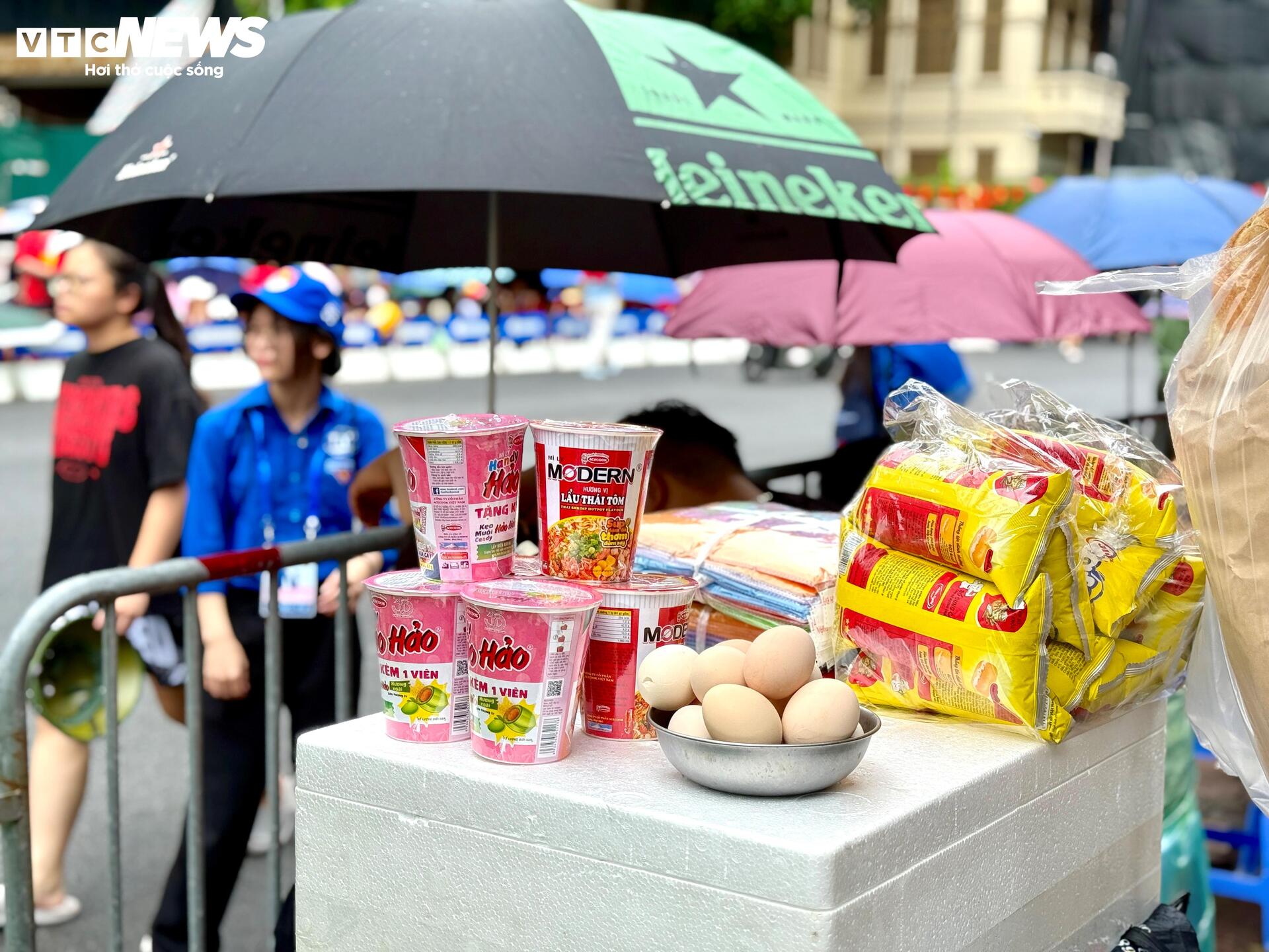 Trứng luộc, bánh rán, xúc xích xuống phố phục vụ nghìn người chờ xem diễu binh - 9