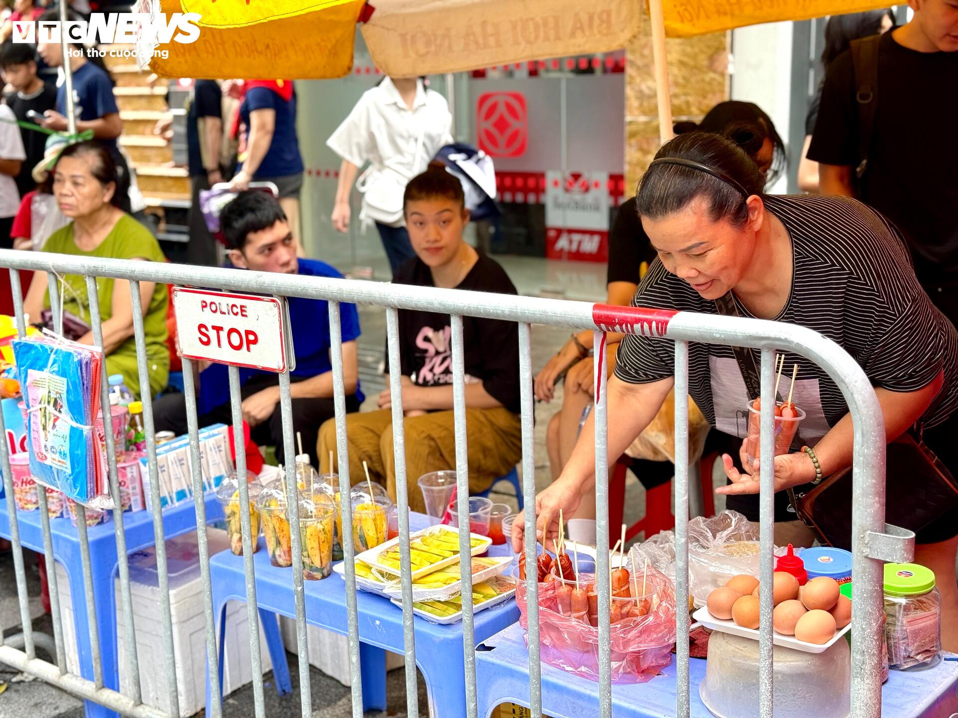 Trứng luộc, bánh rán, xúc xích xuống phố phục vụ nghìn người chờ xem diễu binh - 4