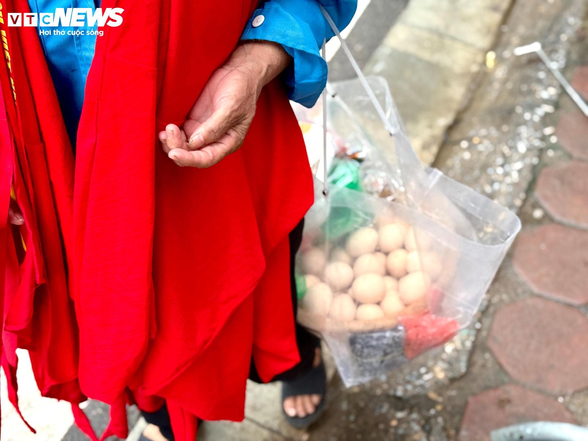 Trứng luộc, bánh rán, xúc xích xuống phố phục vụ nghìn người chờ xem diễu binh - 7