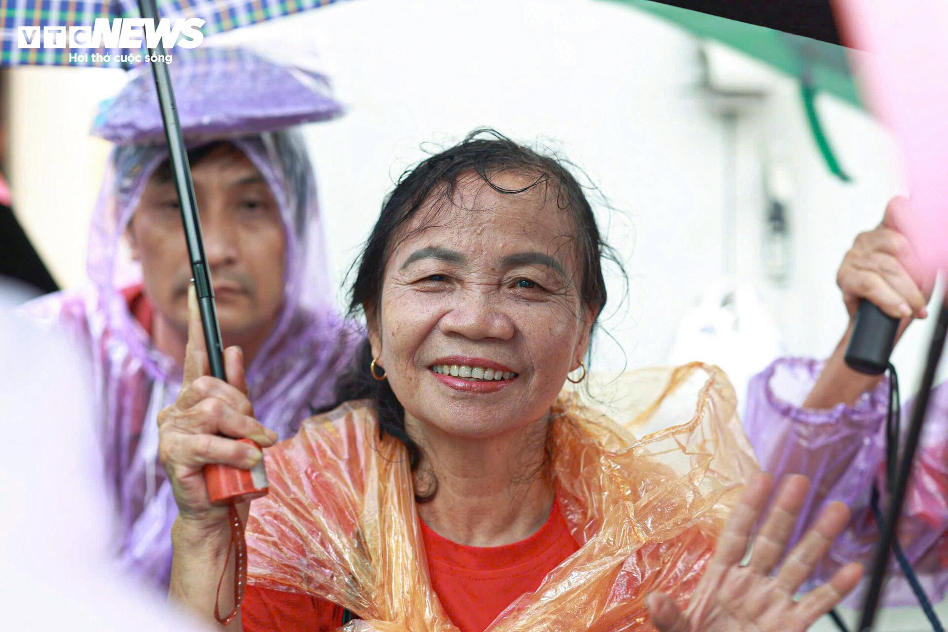 Nghìn người đội mưa đổ về Ba Đình từ sáng sớm chờ xem sơ duyệt diễu binh - 4