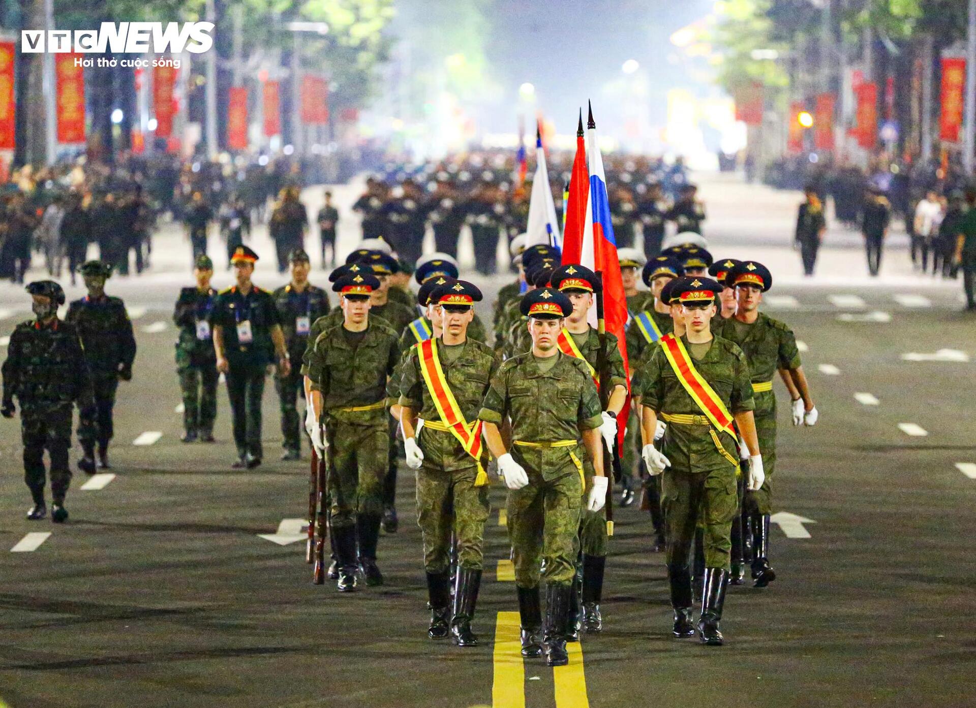 Những khoảnh khắc 'tuyệt đối điện ảnh' trong buổi sơ duyệt diễu binh A80 - 11