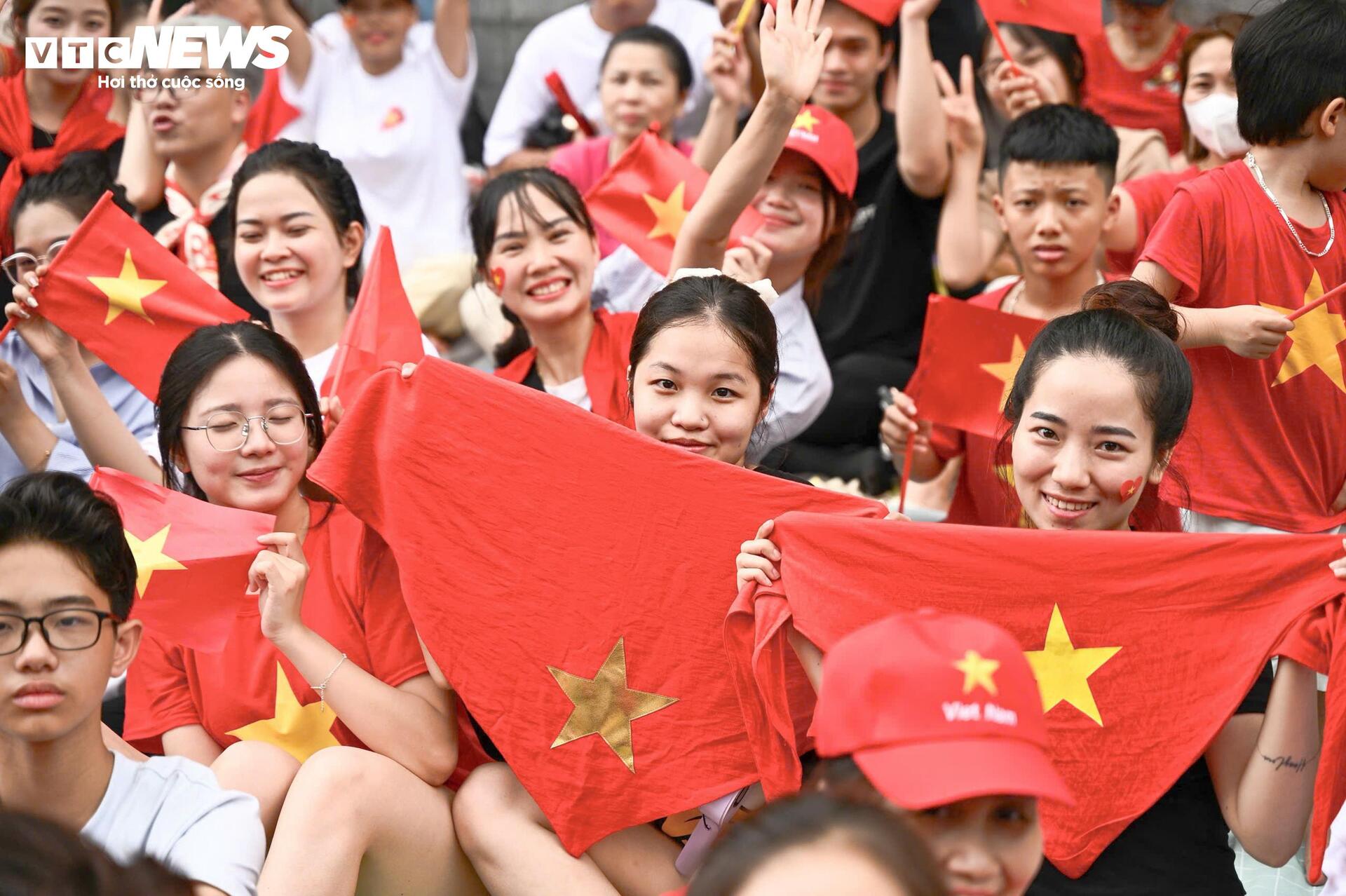 Người dân mở hội, biến phố Hà Nội thành biển cờ đỏ sao vàng trước giờ sơ duyệt - 2