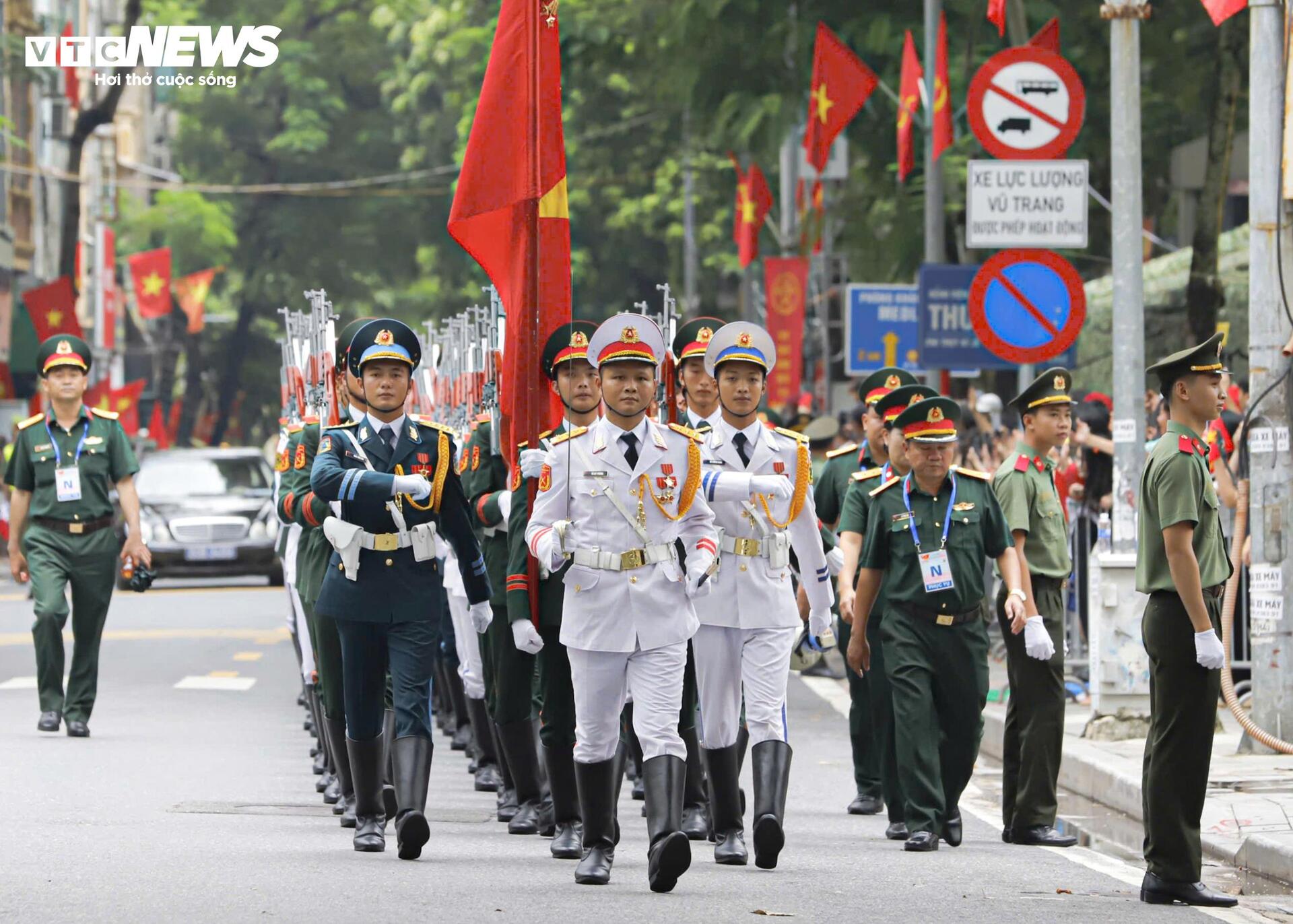 Người dân mở hội, biến phố Hà Nội thành biển cờ đỏ sao vàng trước giờ sơ duyệt - 8