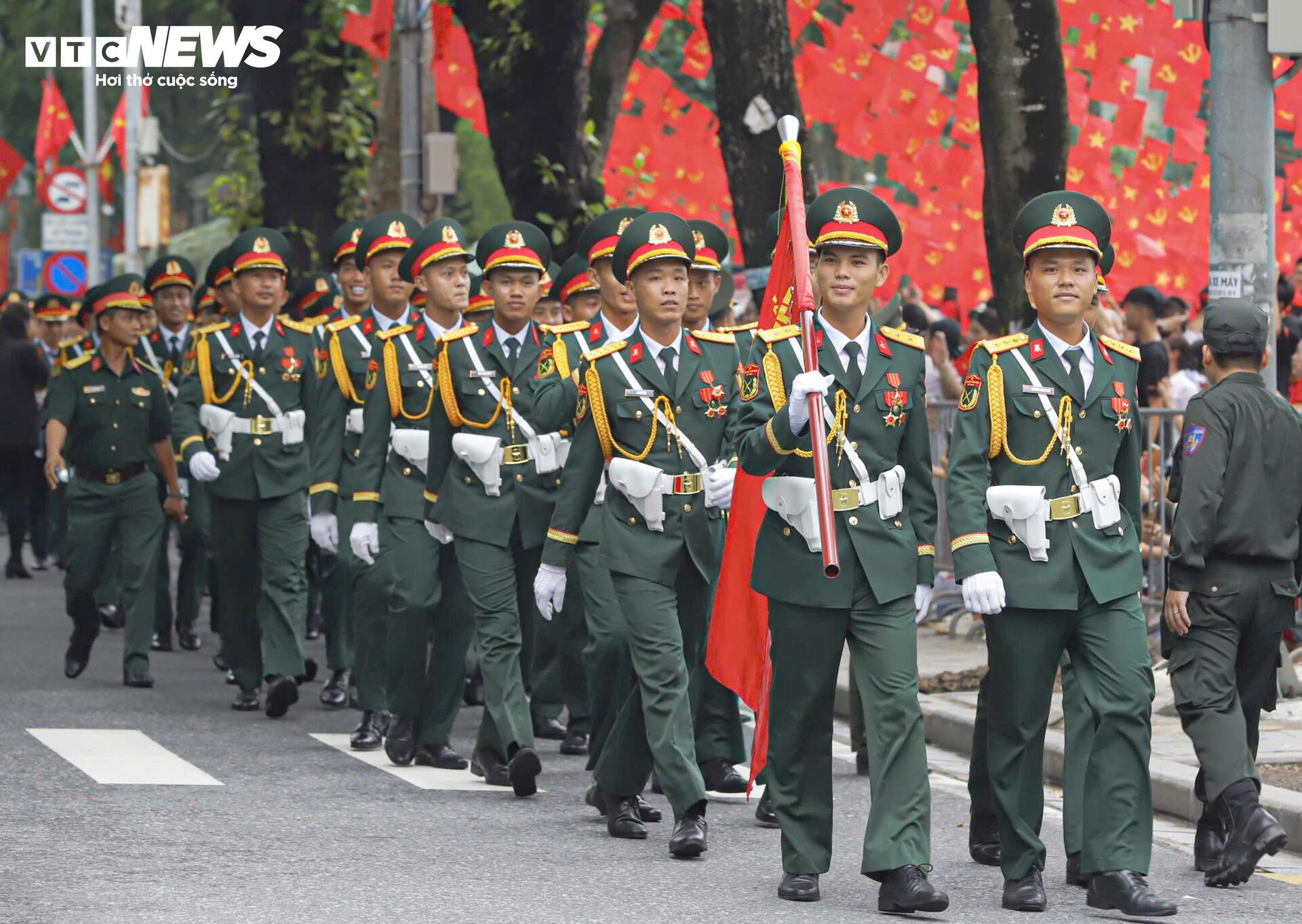 Người dân mở hội, biến phố Hà Nội thành biển cờ đỏ sao vàng trước giờ sơ duyệt - 9