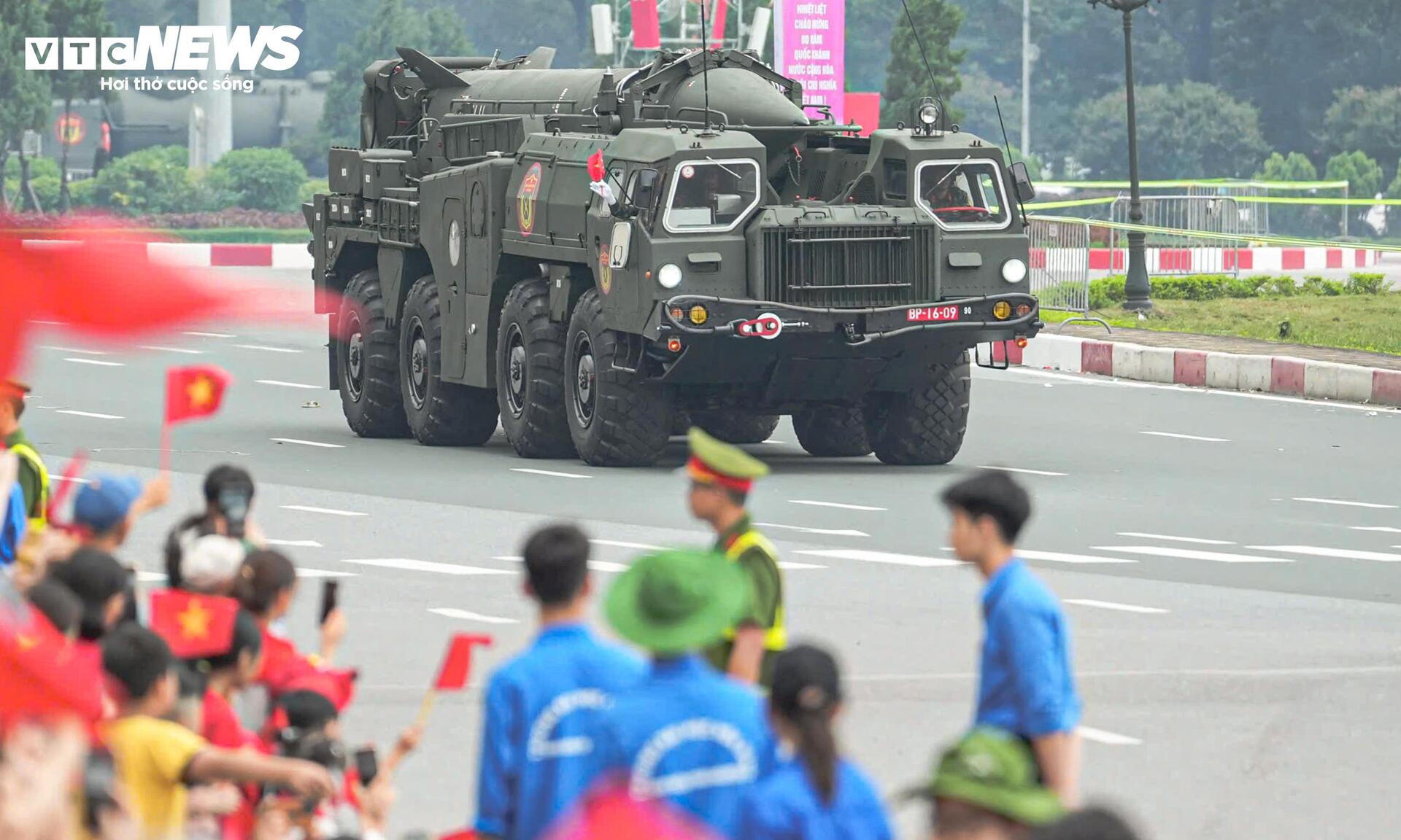 Xe pháo, tên lửa tiến vào trung tâm Hà Nội trước giờ sơ duyệt diễu binh A80 - 2