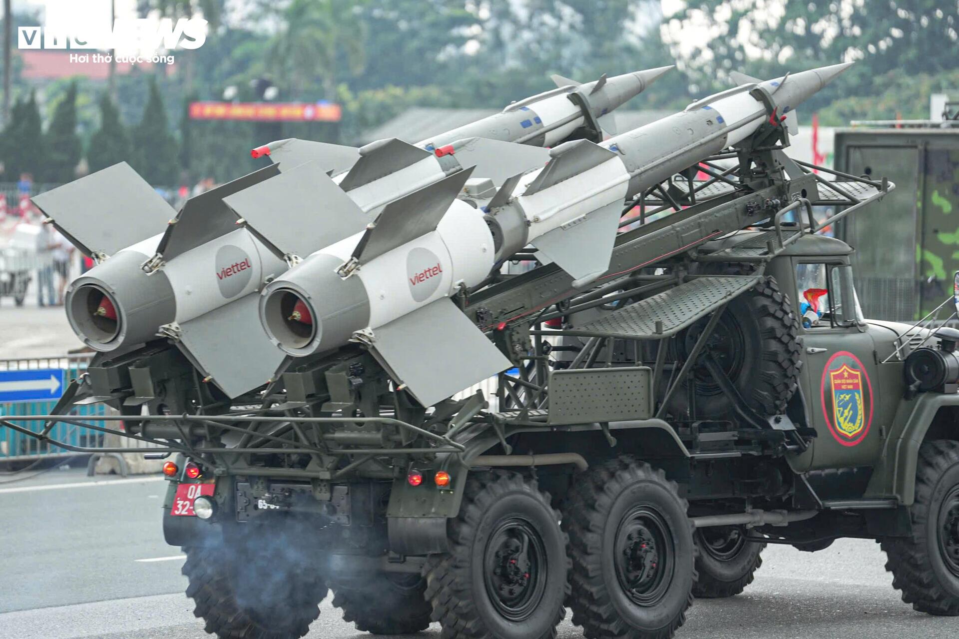 Xe pháo, tên lửa tiến vào trung tâm Hà Nội trước giờ sơ duyệt diễu binh A80 - 5