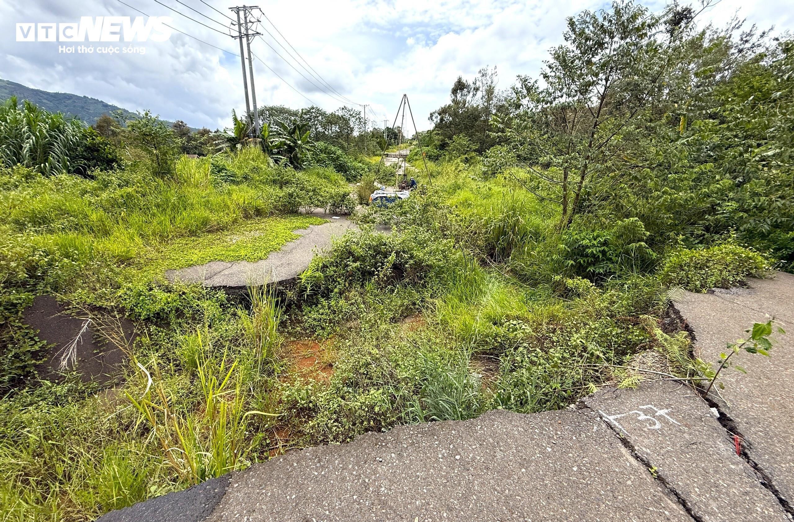 Hiện trạng 'nát bươm' của tuyến đường tránh 800 tỷ đứng im gần 5 năm ở Lâm Đồng - 4