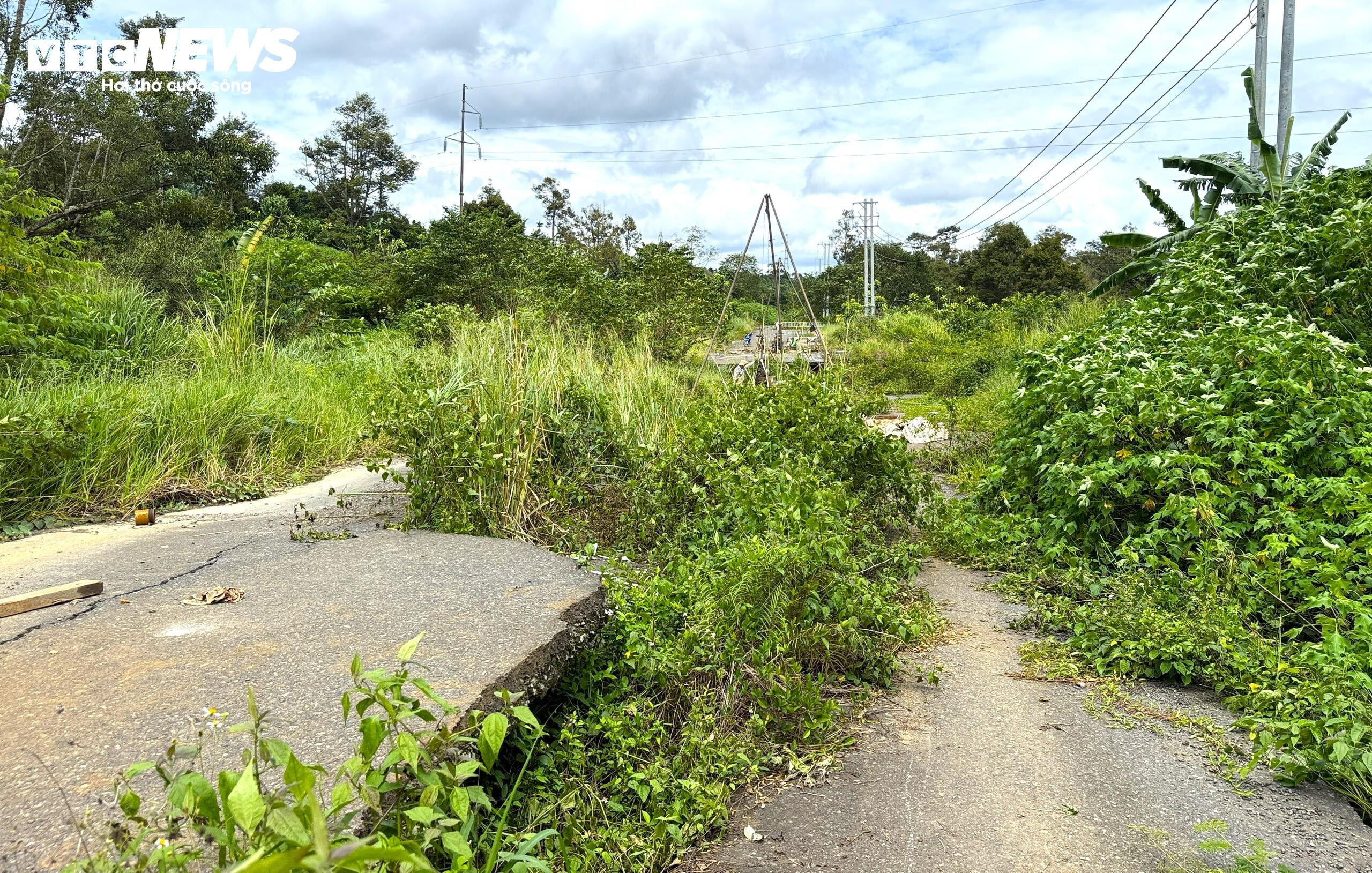 Hiện trạng 'nát bươm' của tuyến đường tránh 800 tỷ đứng im gần 5 năm ở Lâm Đồng - 12