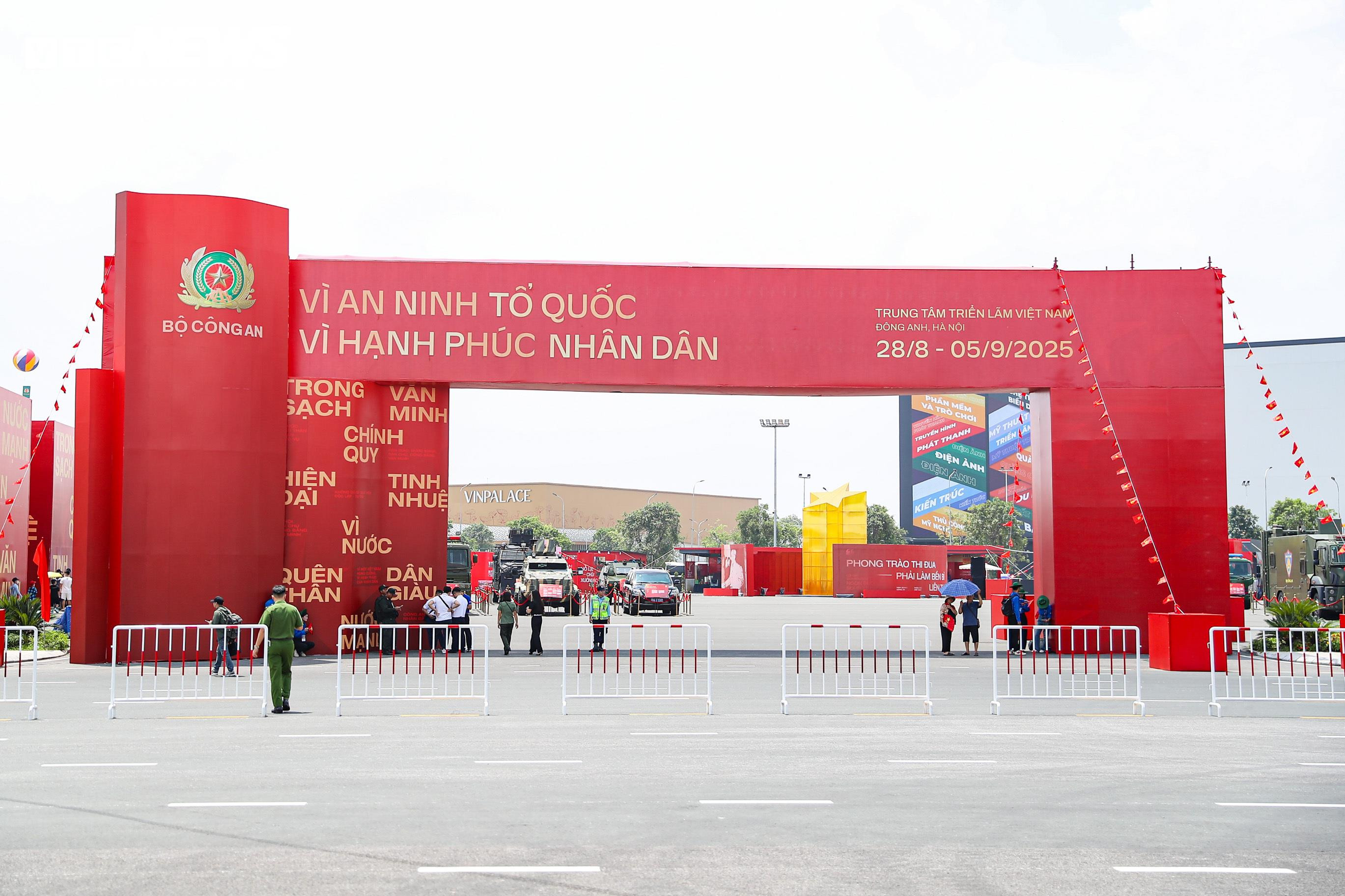 Cận cảnh xe chống đạn của Bộ Công an, thủng lốp vẫn chạy được 50km - 1