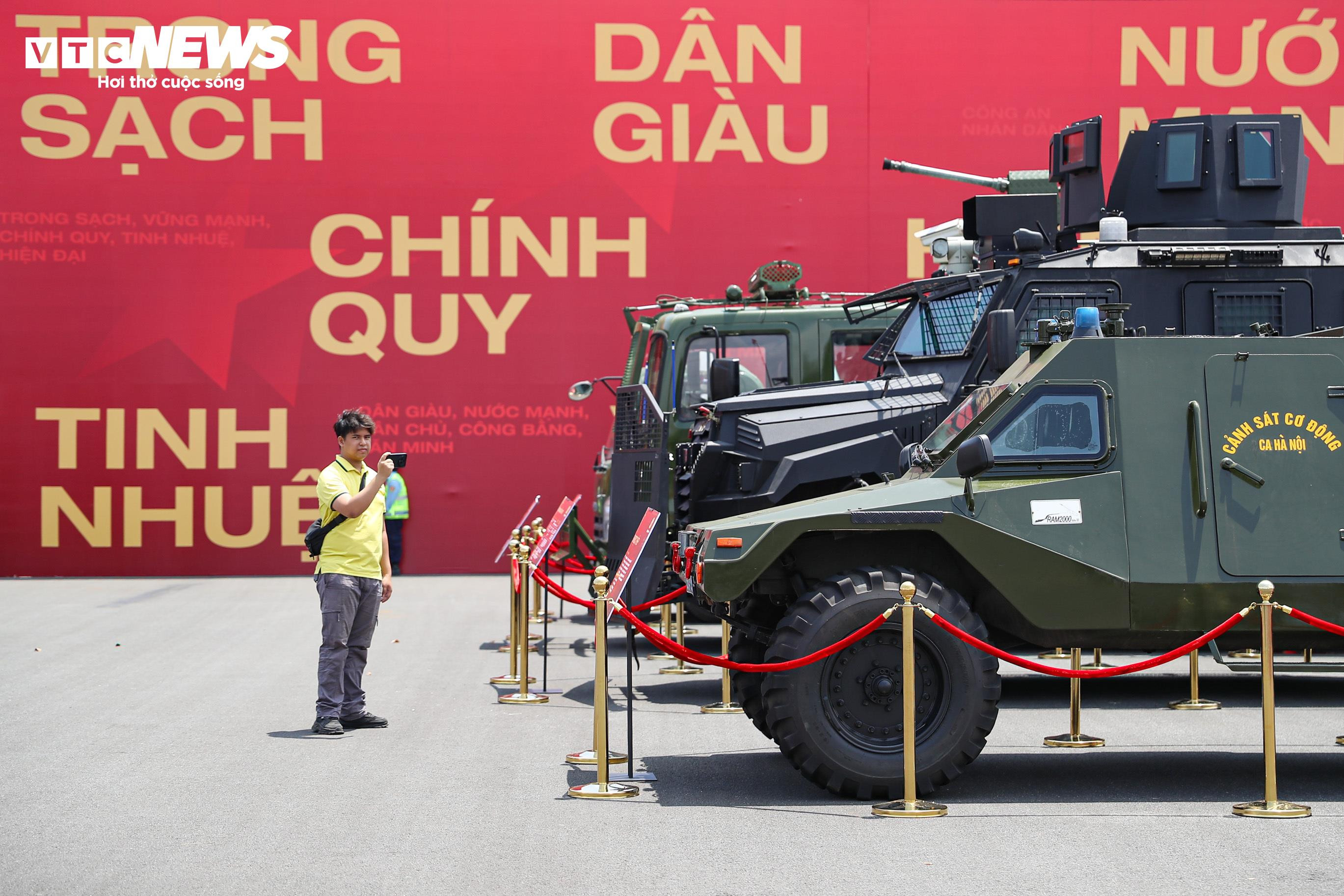 Cận cảnh xe chống đạn của Bộ Công an, thủng lốp vẫn chạy được 50km - 2